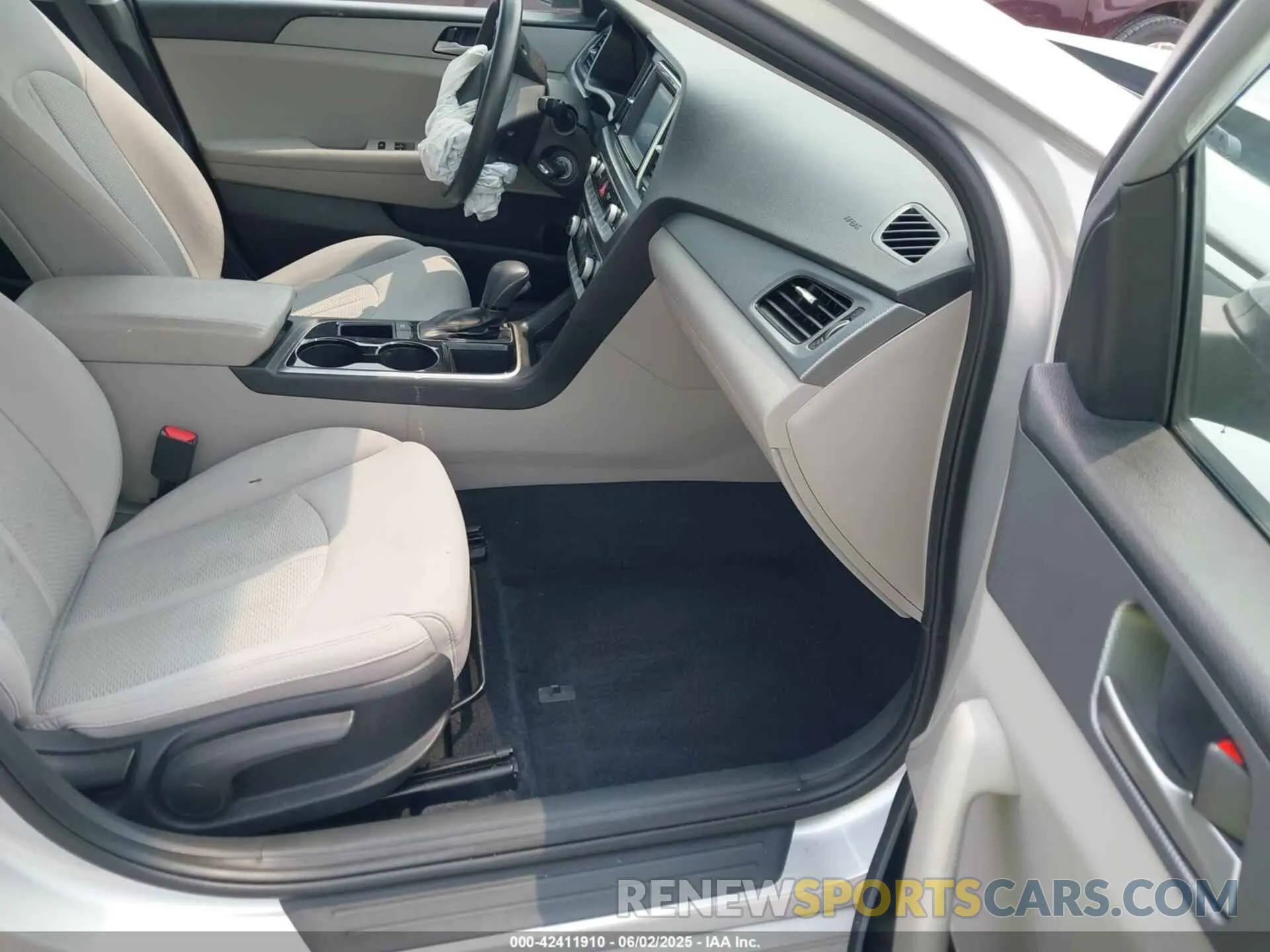 5 Photograph of a damaged car 5NPE24AF9KH783903 HYUNDAI SONATA 2019