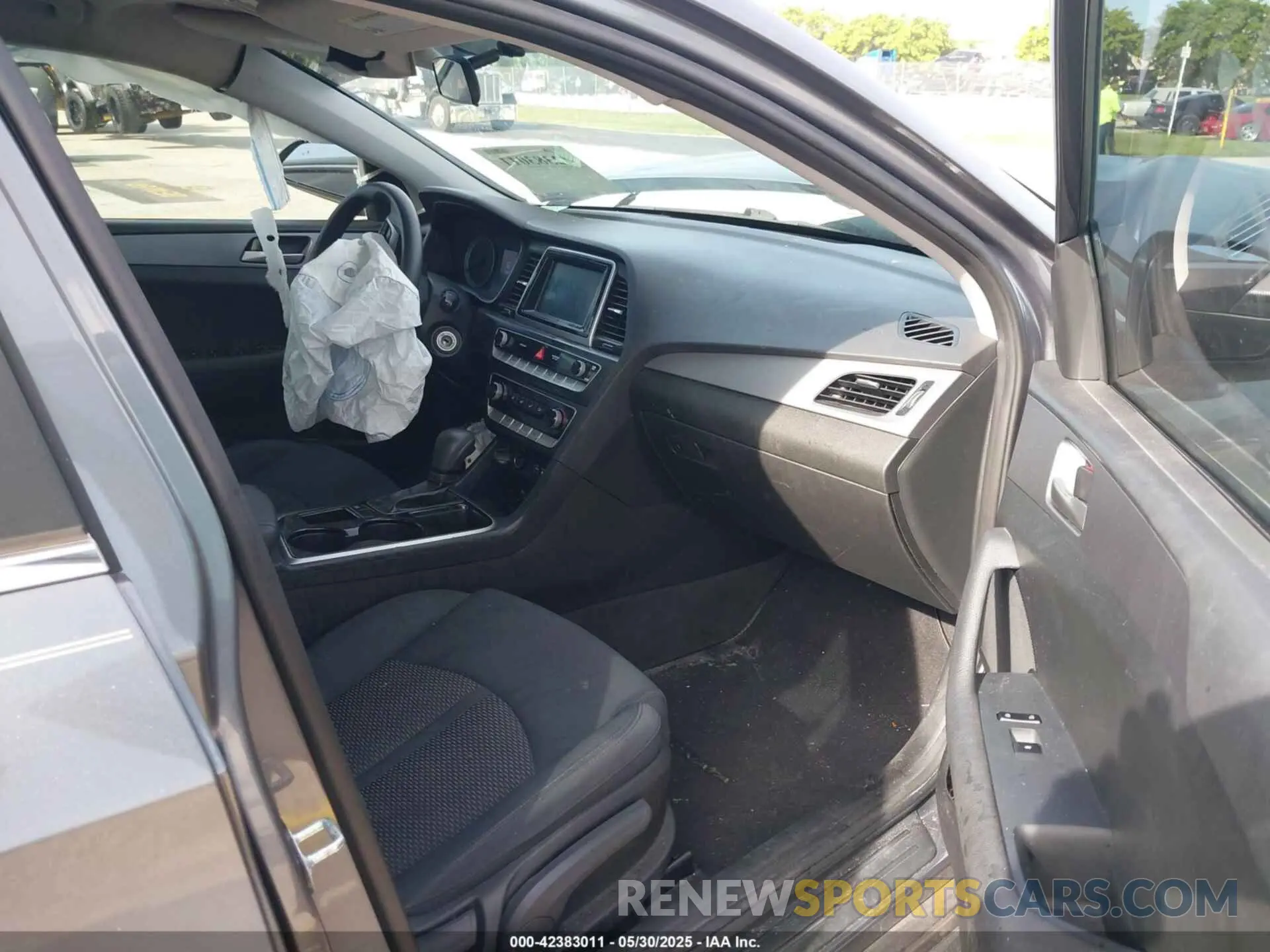 5 Photograph of a damaged car 5NPE24AFXKH729770 HYUNDAI SONATA 2019