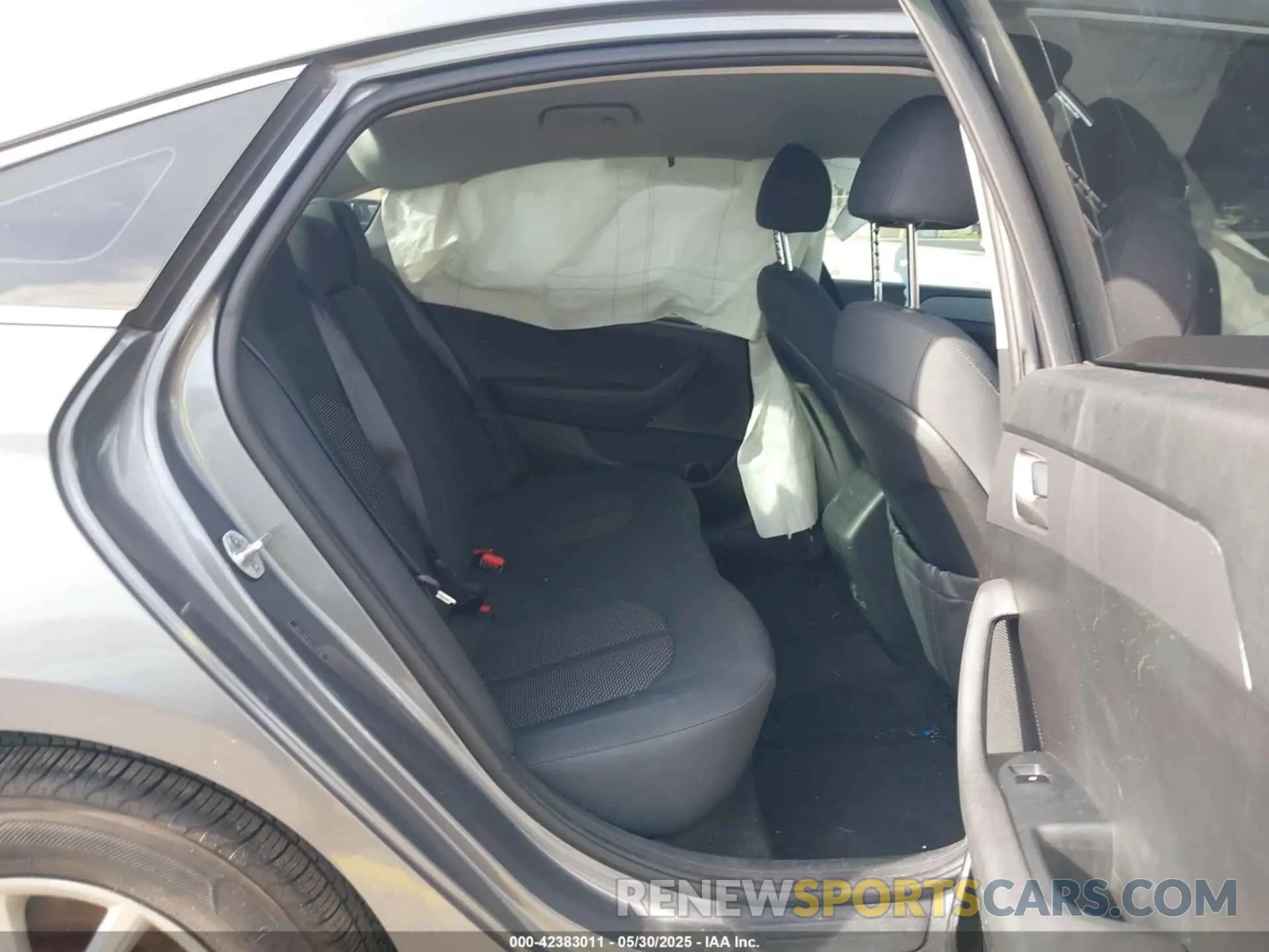 8 Photograph of a damaged car 5NPE24AFXKH729770 HYUNDAI SONATA 2019