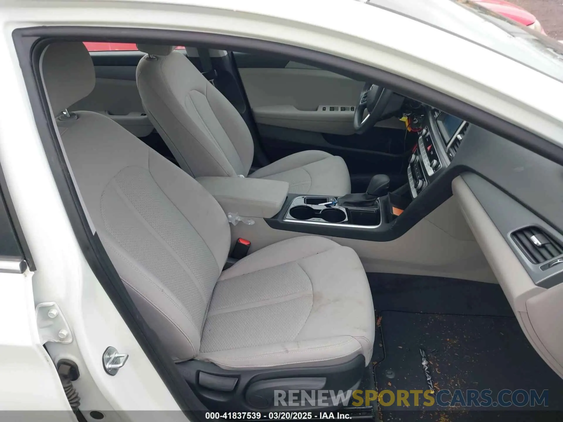 5 Photograph of a damaged car 5NPE24AFXKH730983 HYUNDAI SONATA 2019