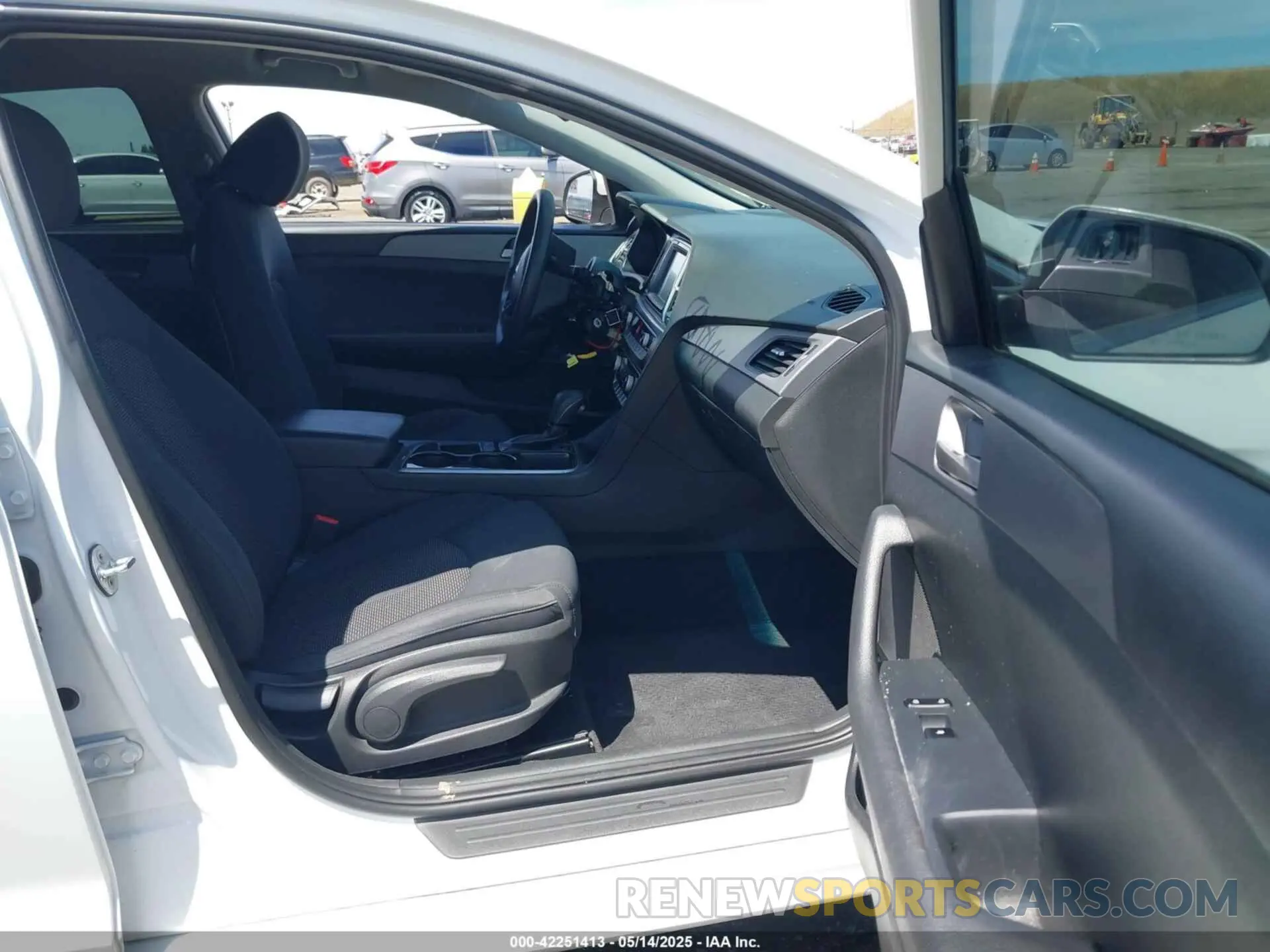 5 Photograph of a damaged car 5NPE24AFXKH739599 HYUNDAI SONATA 2019