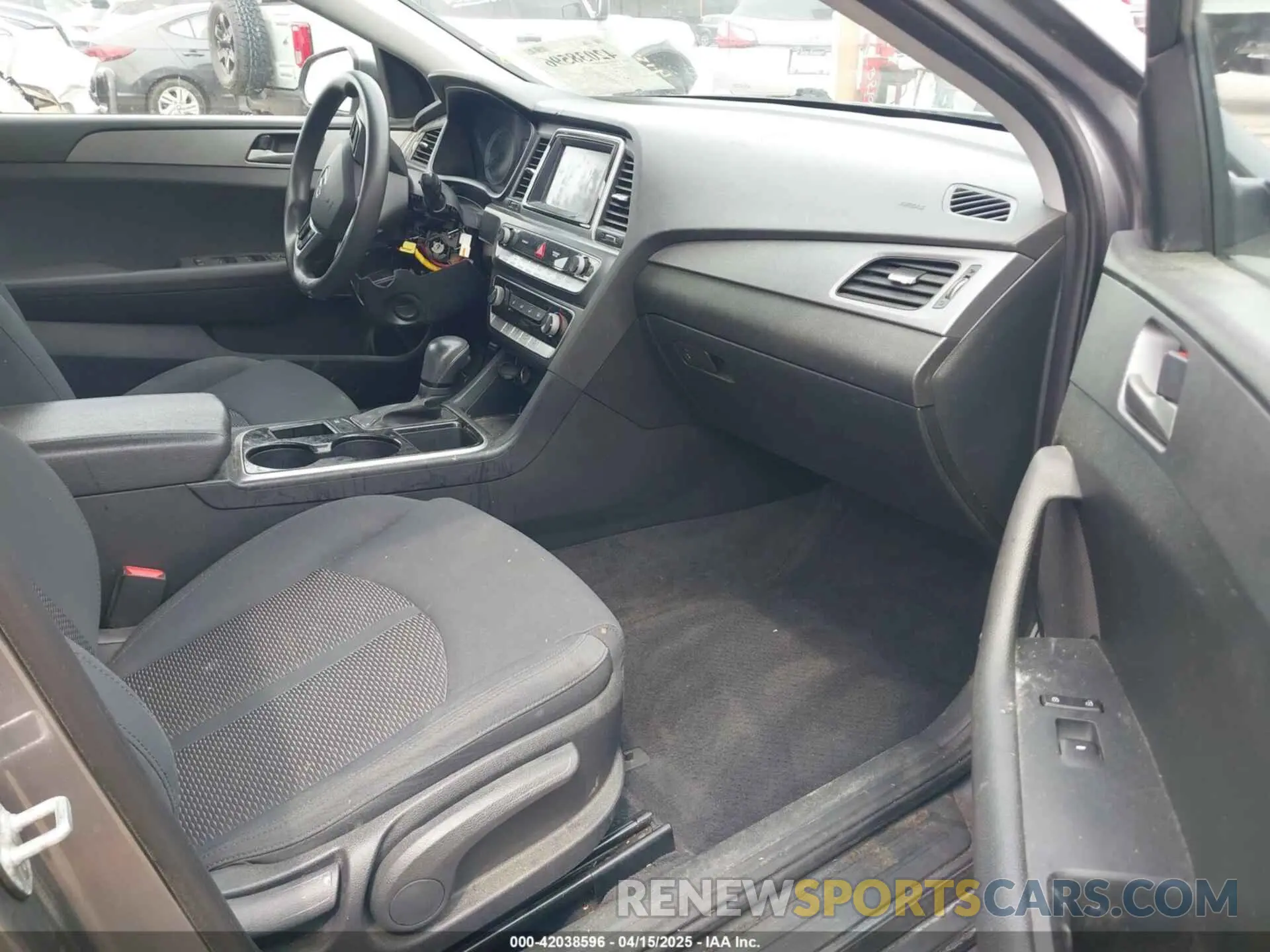5 Photograph of a damaged car 5NPE24AFXKH740882 HYUNDAI SONATA 2019