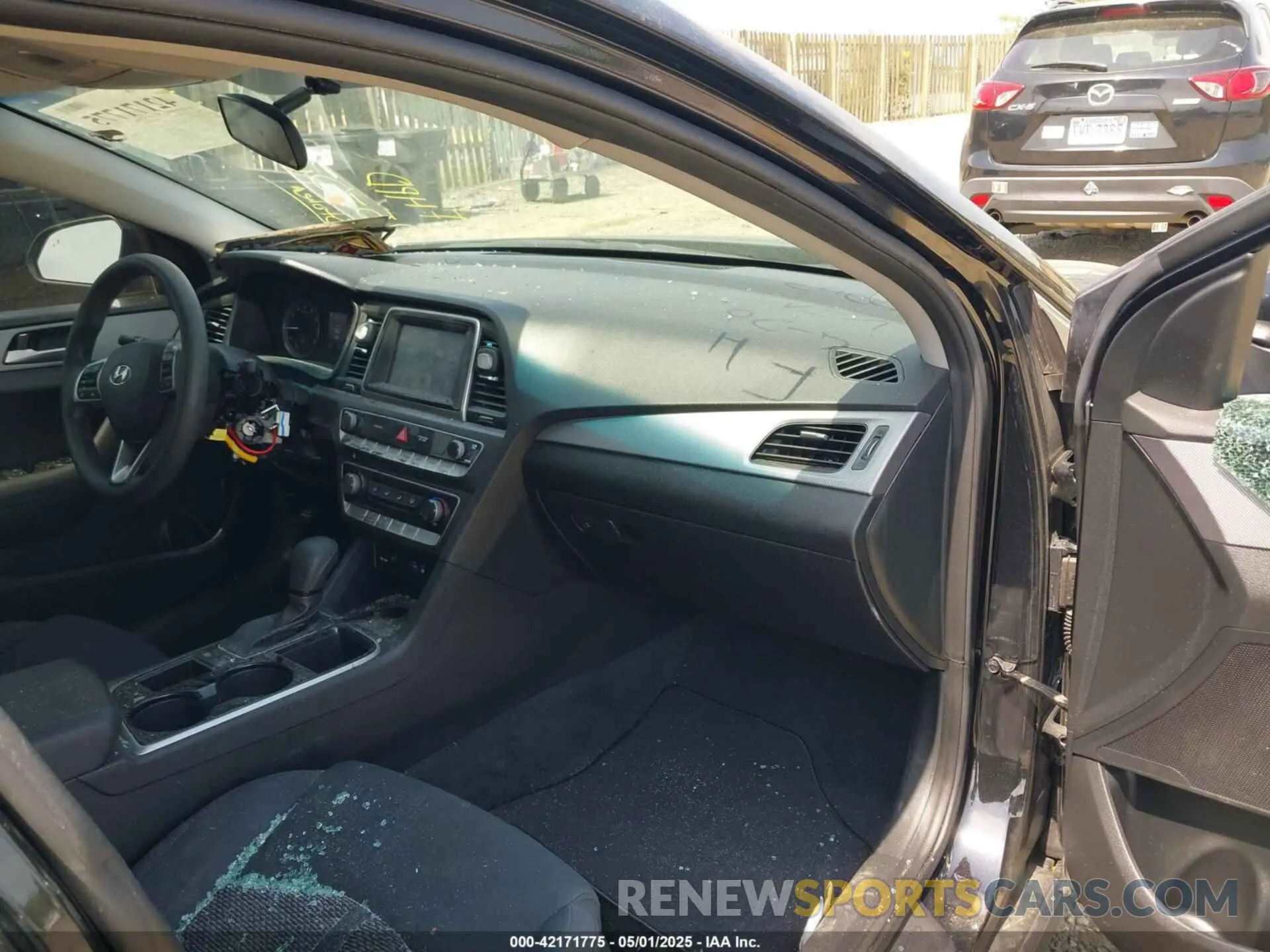 5 Photograph of a damaged car 5NPE24AFXKH743247 HYUNDAI SONATA 2019