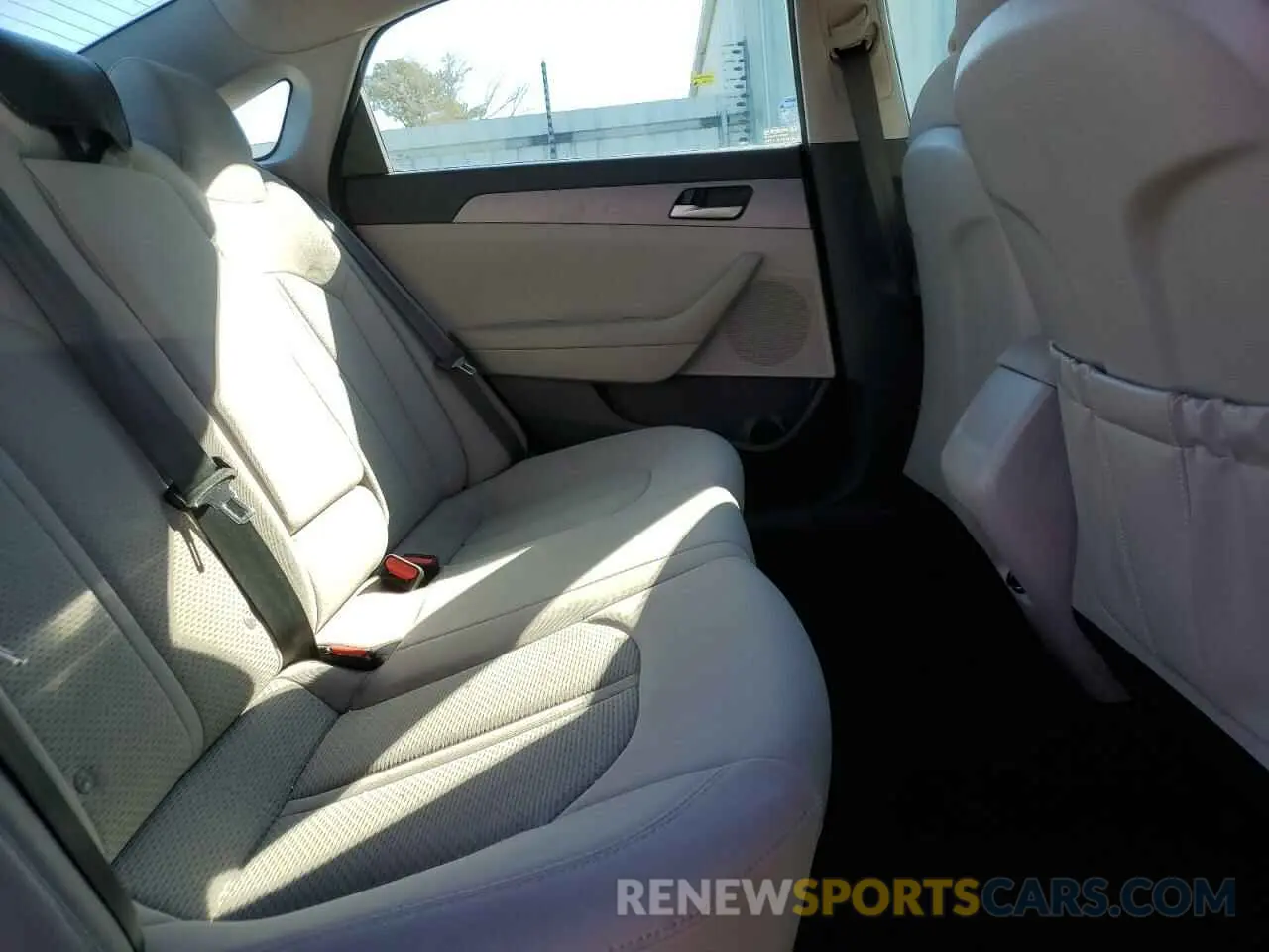 10 Photograph of a damaged car 5NPE24AFXKH748416 HYUNDAI SONATA 2019