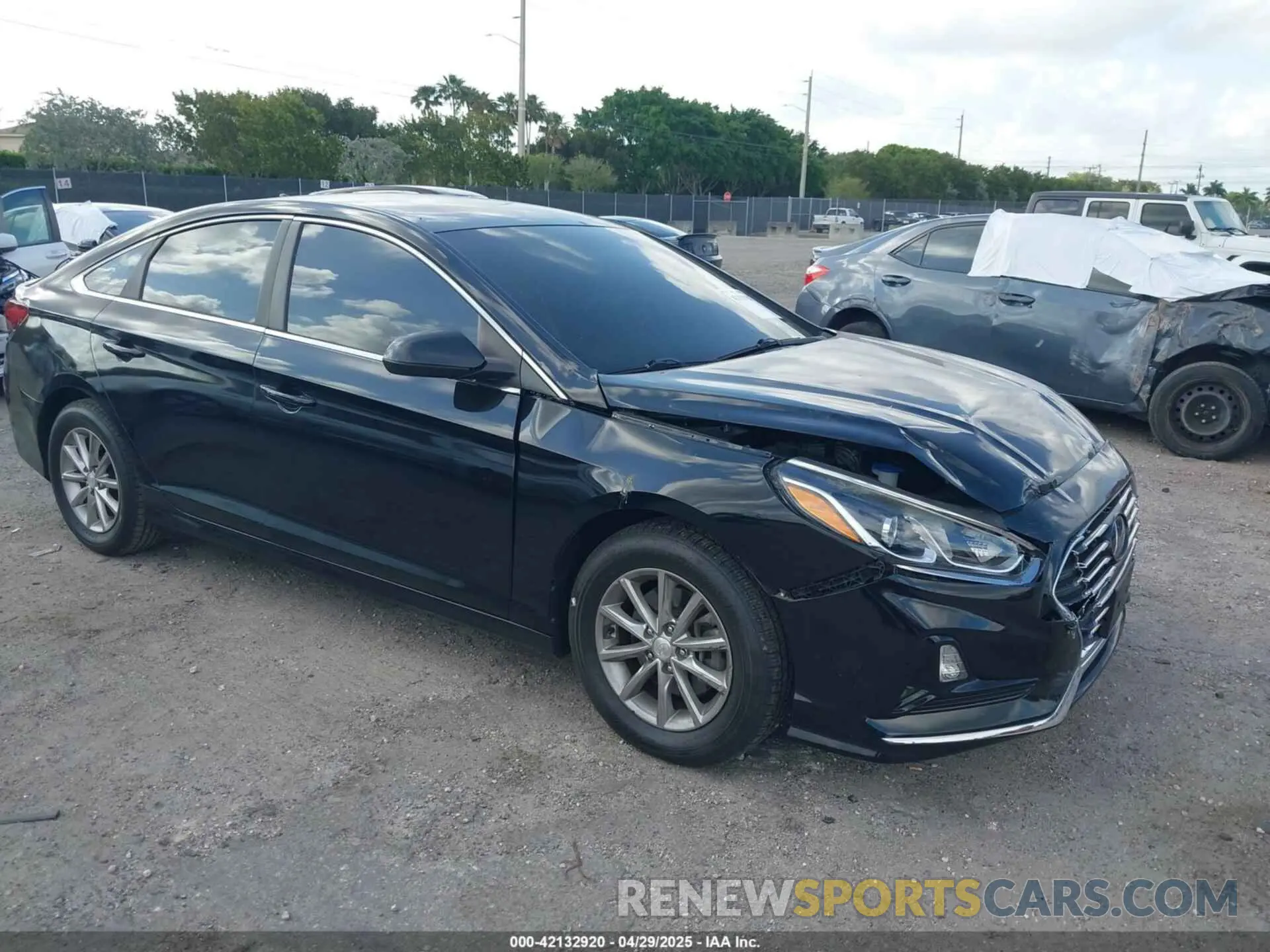 1 Photograph of a damaged car 5NPE24AFXKH754314 HYUNDAI SONATA 2019
