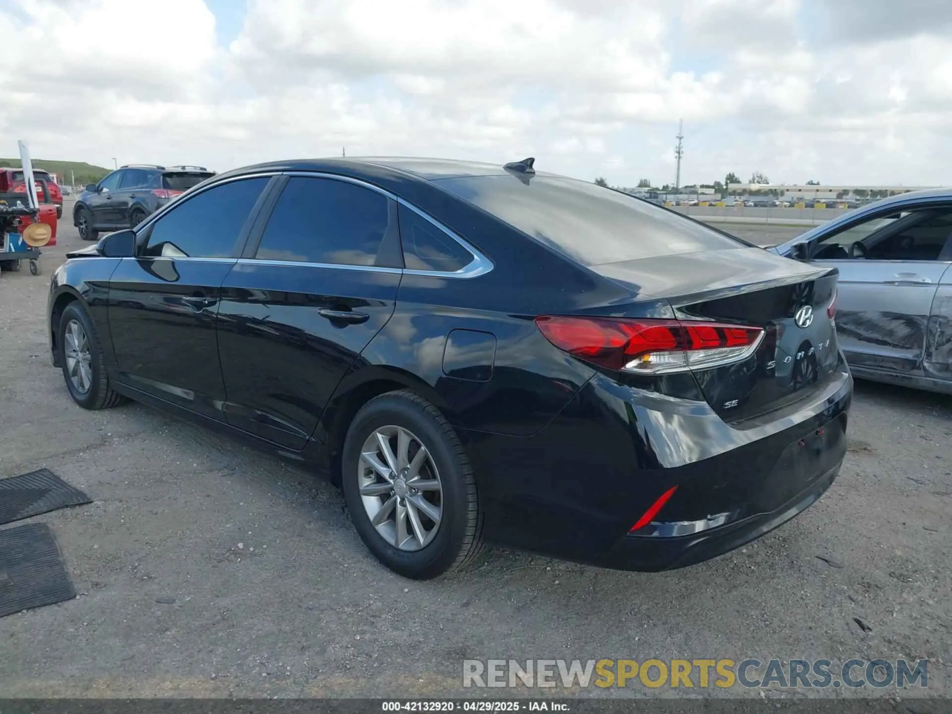 3 Photograph of a damaged car 5NPE24AFXKH754314 HYUNDAI SONATA 2019