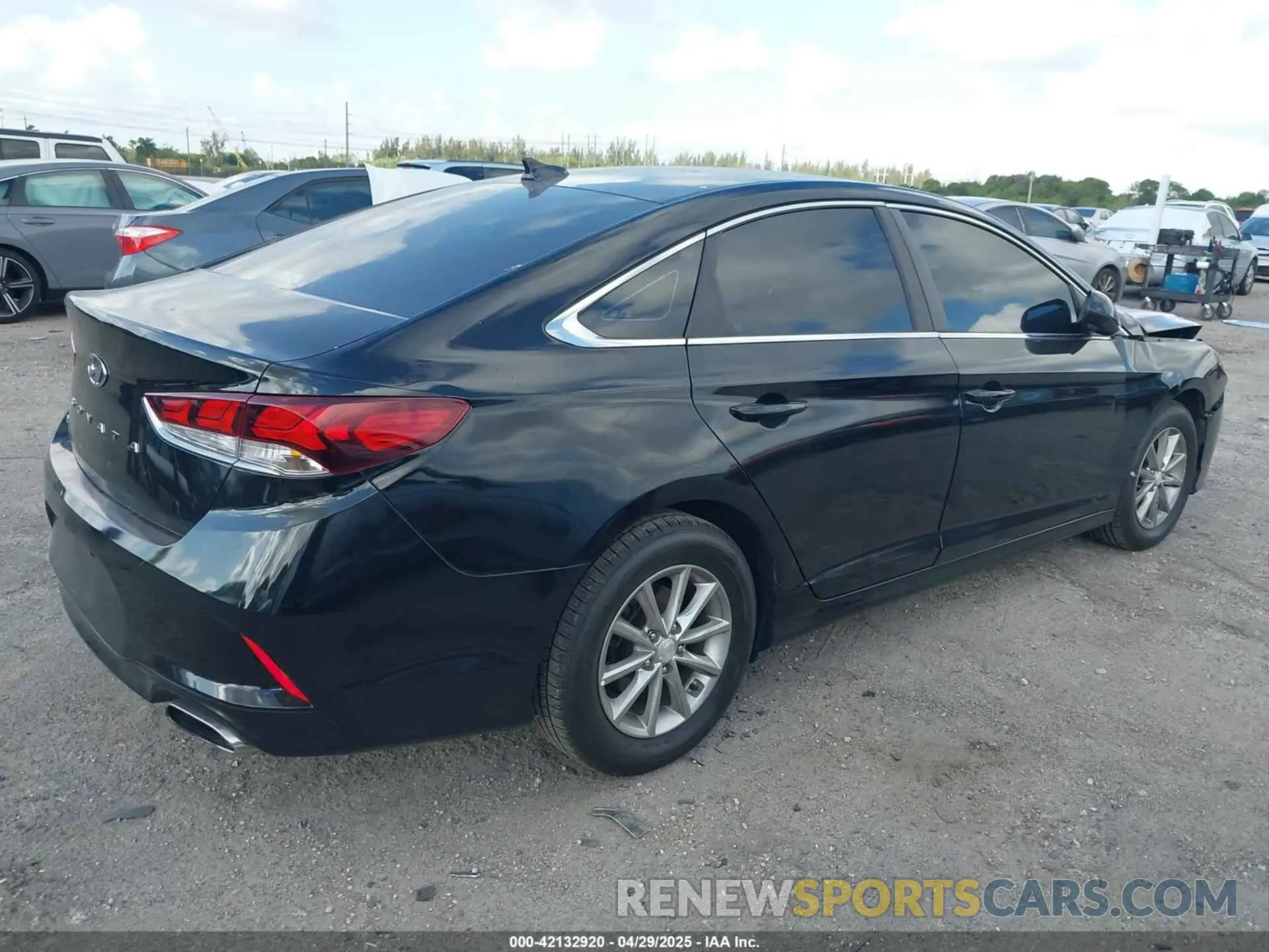 4 Photograph of a damaged car 5NPE24AFXKH754314 HYUNDAI SONATA 2019
