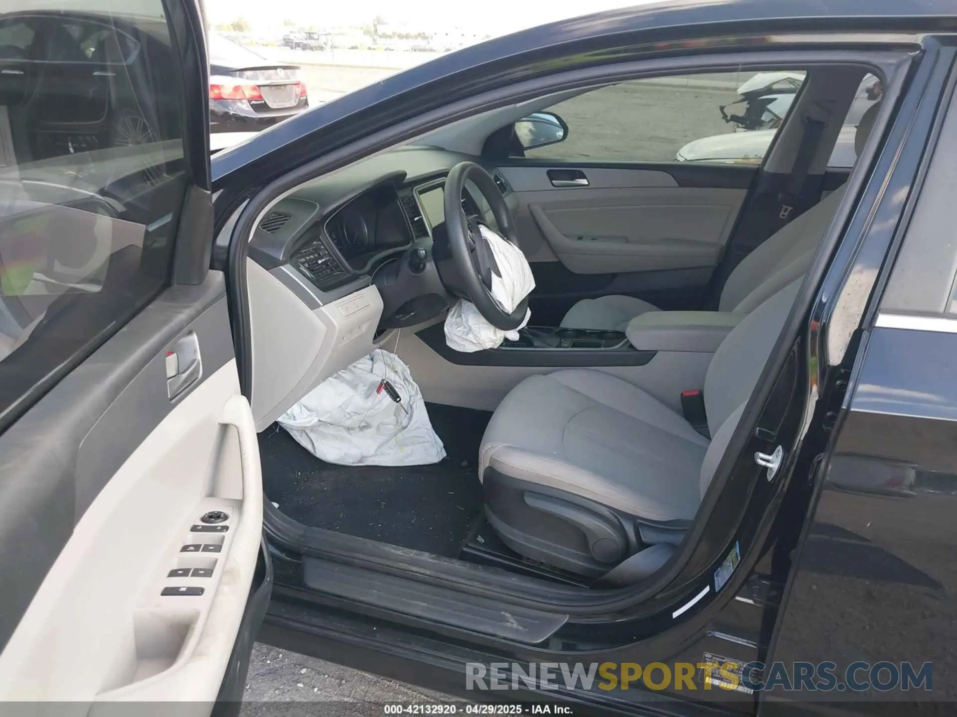 5 Photograph of a damaged car 5NPE24AFXKH754314 HYUNDAI SONATA 2019