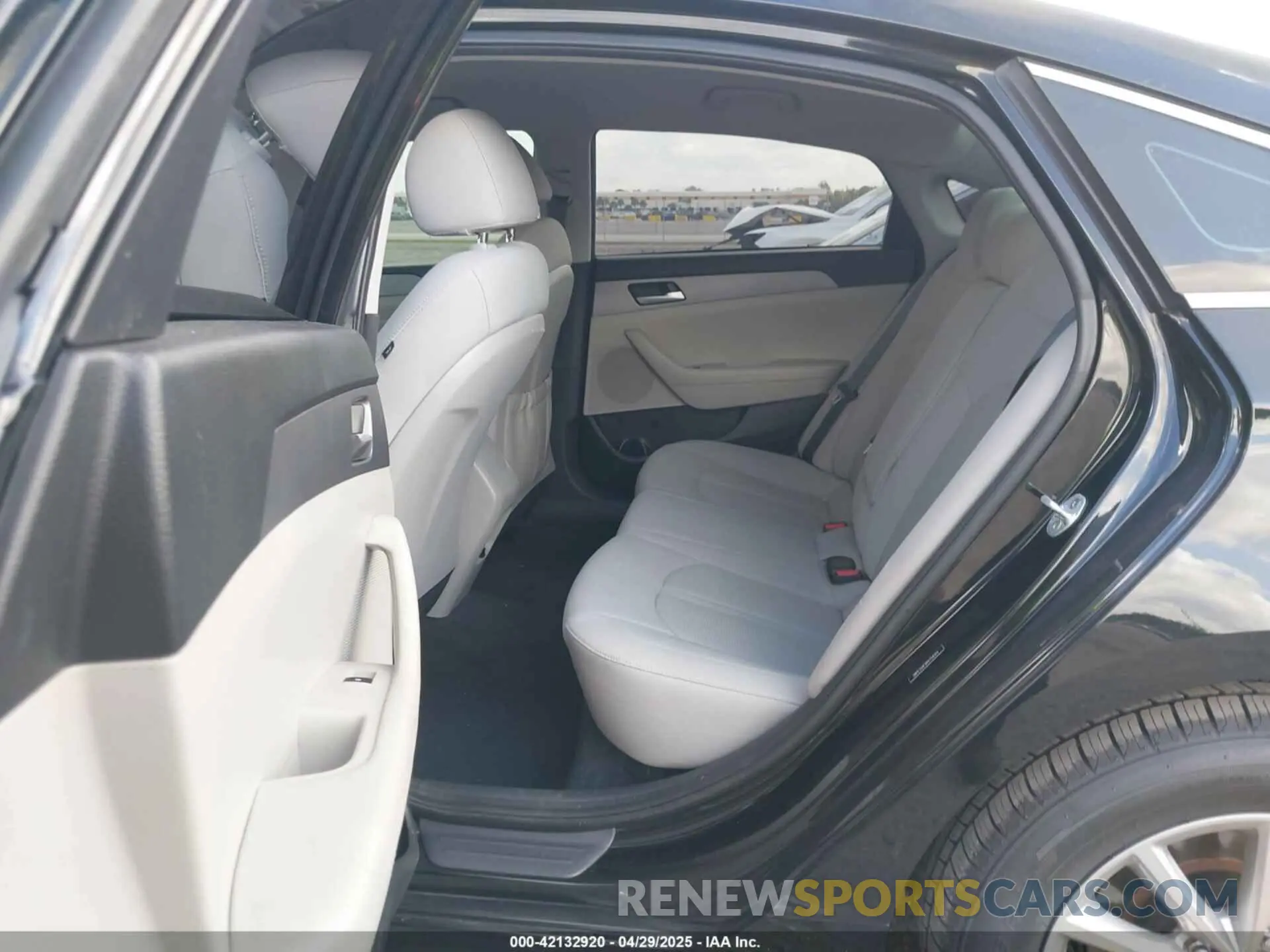 8 Photograph of a damaged car 5NPE24AFXKH754314 HYUNDAI SONATA 2019