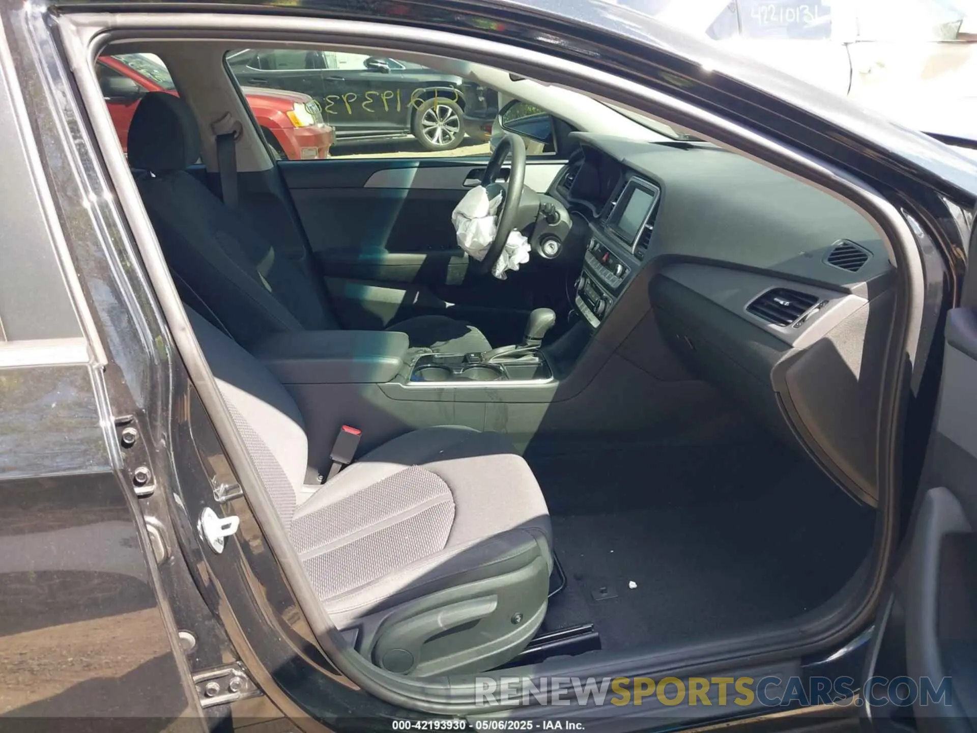5 Photograph of a damaged car 5NPE24AFXKH760243 HYUNDAI SONATA 2019