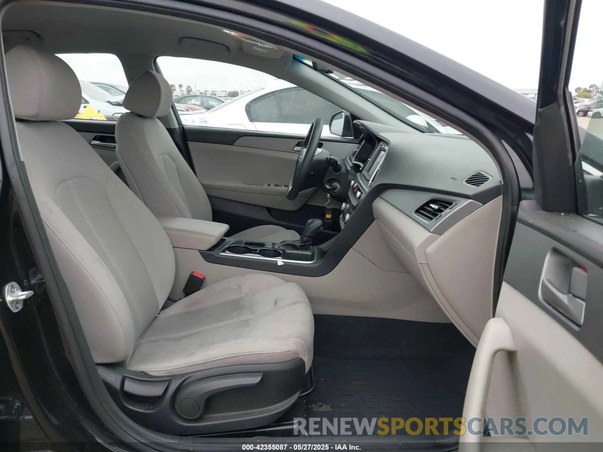 5 Photograph of a damaged car 5NPE24AFXKH802555 HYUNDAI SONATA 2019