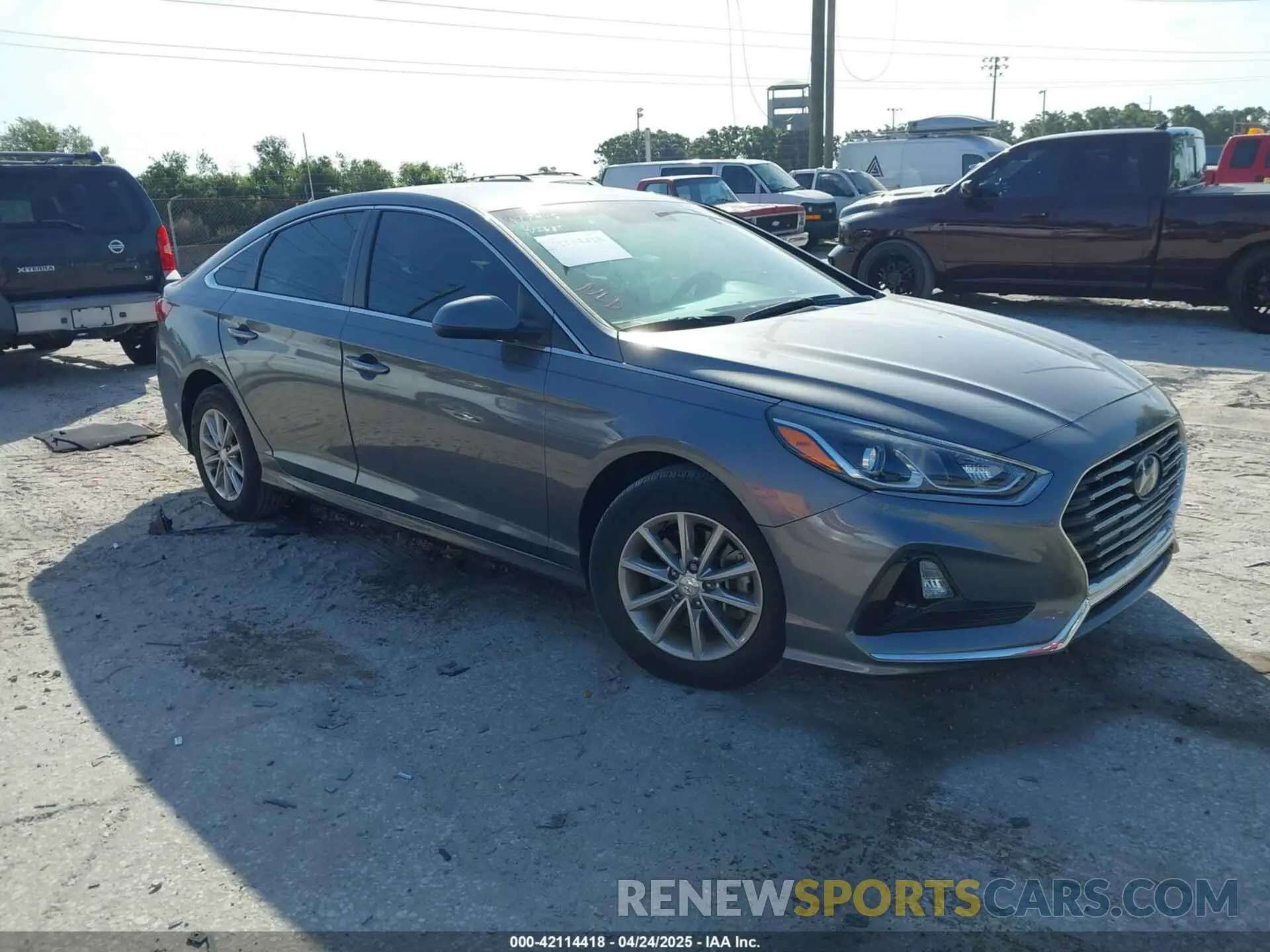 1 Photograph of a damaged car 5NPE24AFXKH812938 HYUNDAI SONATA 2019