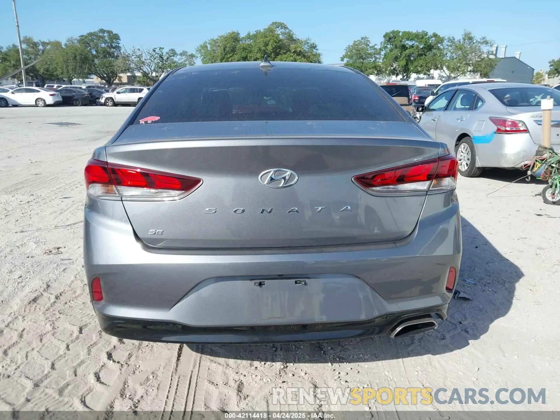 16 Photograph of a damaged car 5NPE24AFXKH812938 HYUNDAI SONATA 2019