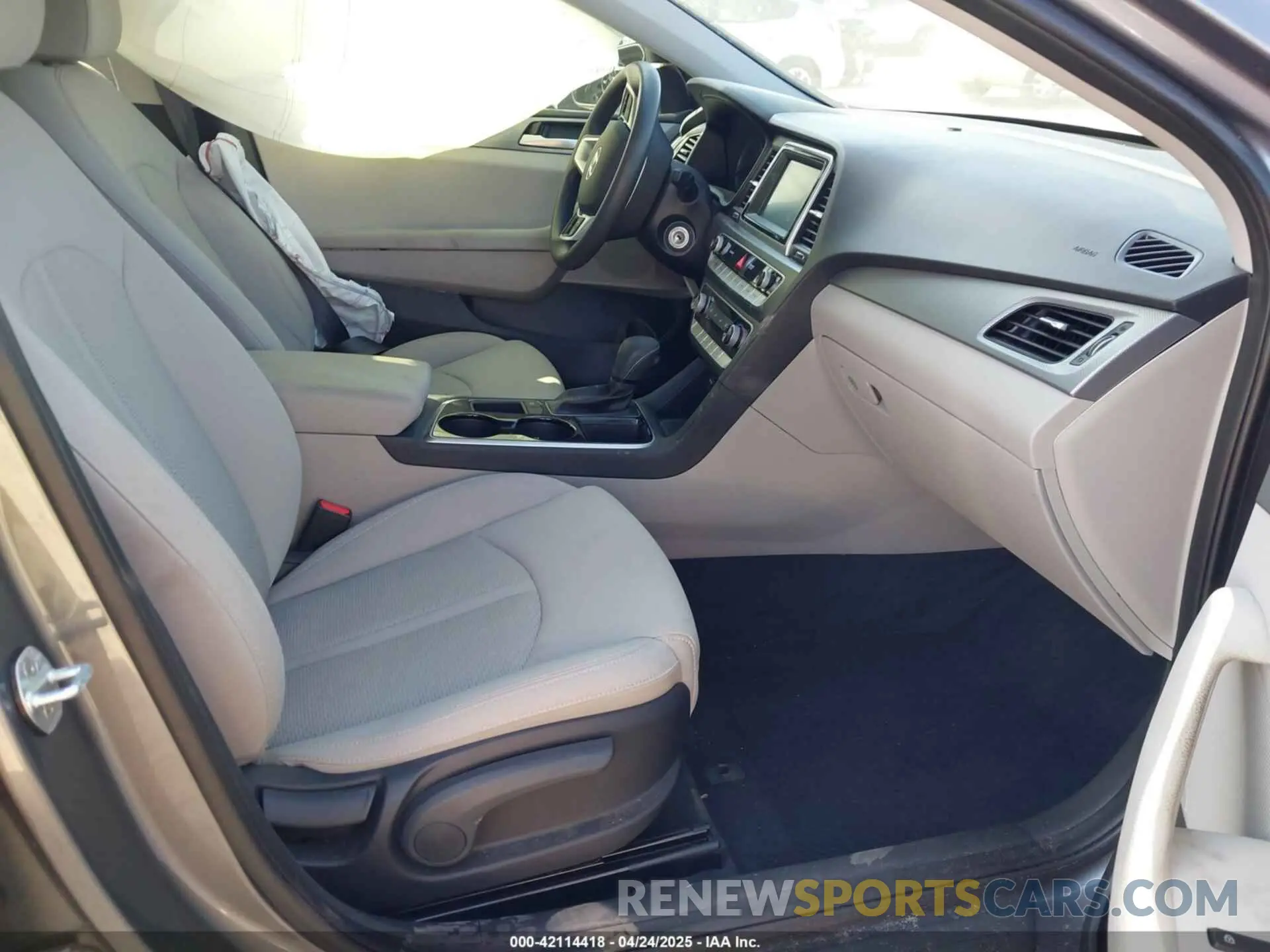5 Photograph of a damaged car 5NPE24AFXKH812938 HYUNDAI SONATA 2019