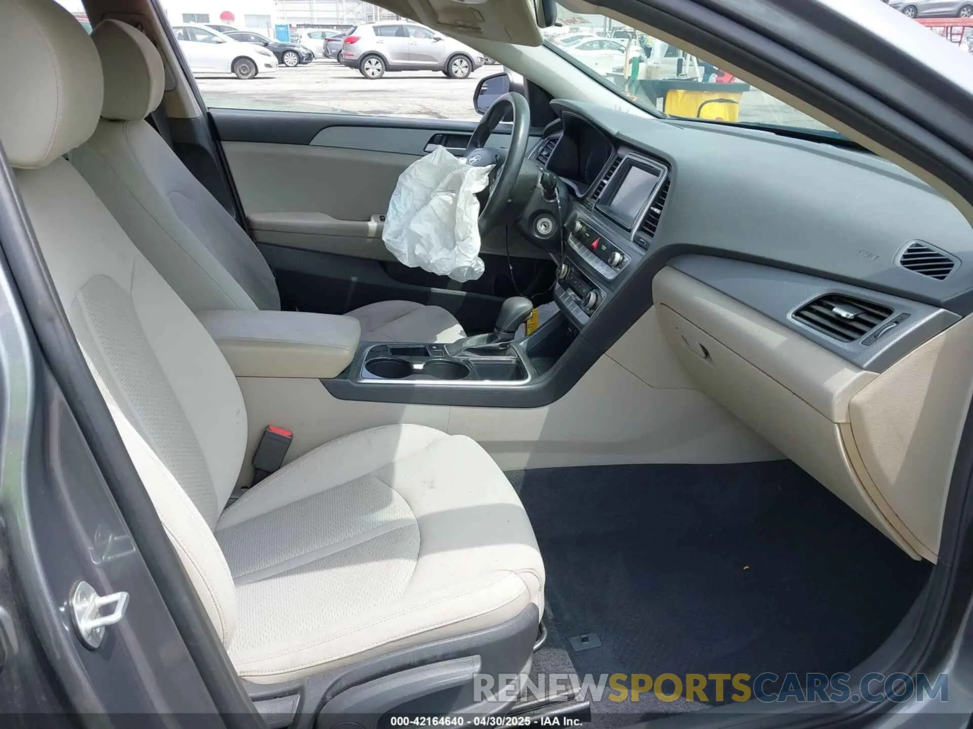 5 Photograph of a damaged car 5NPE24AFXKH814401 HYUNDAI SONATA 2019