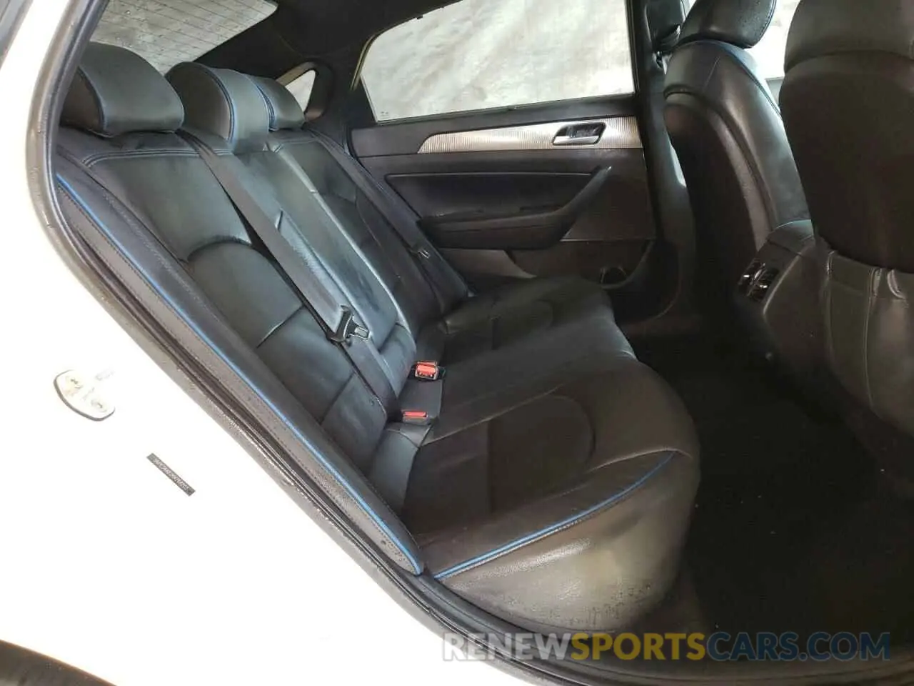 10 Photograph of a damaged car 5NPE34AB2KH768203 HYUNDAI SONATA 2019