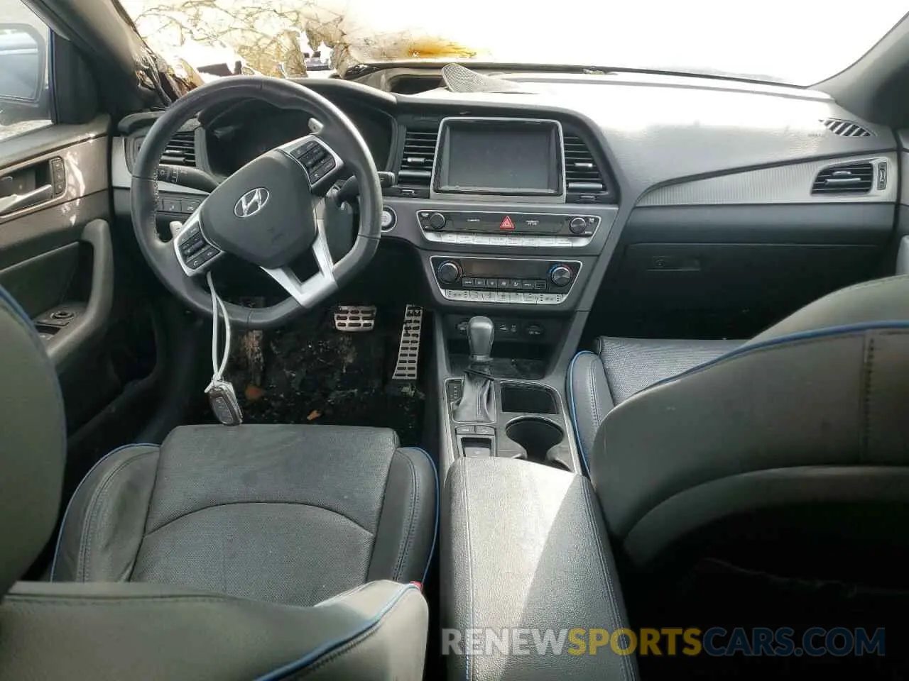 8 Photograph of a damaged car 5NPE34AB6KH780774 HYUNDAI SONATA 2019
