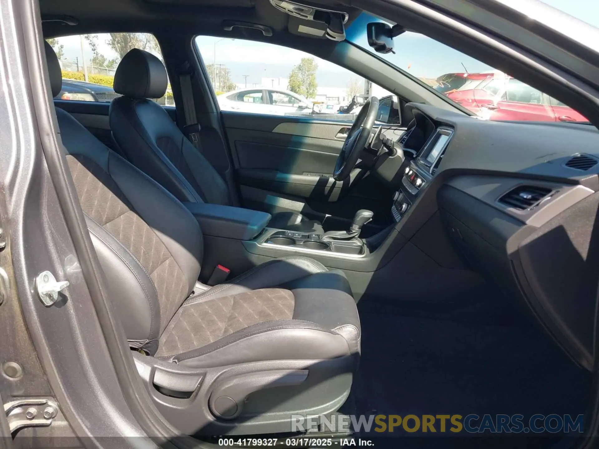 5 Photograph of a damaged car 5NPE34AF0KH729418 HYUNDAI SONATA 2019