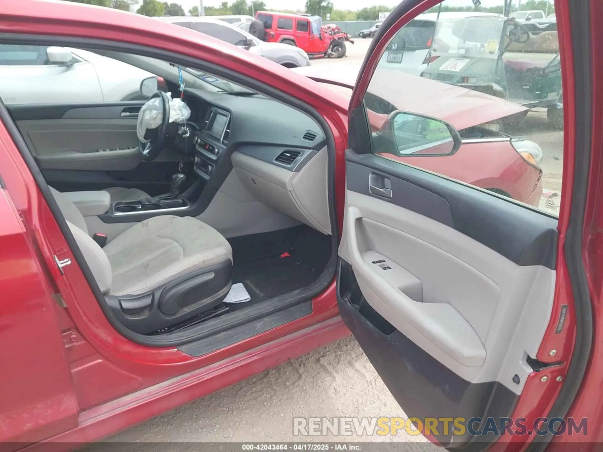 5 Photograph of a damaged car 5NPE34AF0KH766176 HYUNDAI SONATA 2019