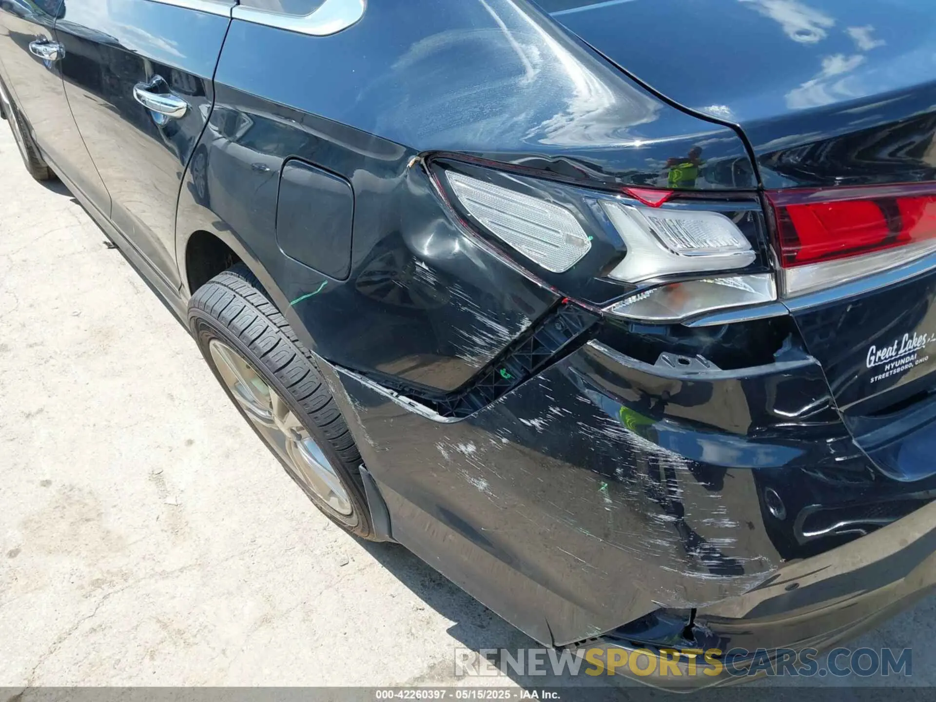 18 Photograph of a damaged car 5NPE34AF1KH797081 HYUNDAI SONATA 2019
