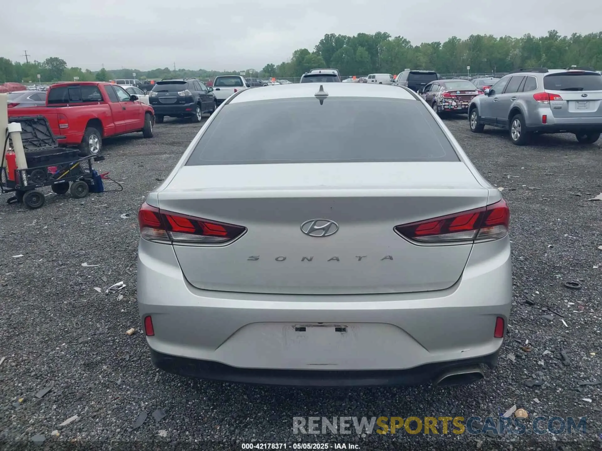 16 Photograph of a damaged car 5NPE34AF2KH783061 HYUNDAI SONATA 2019