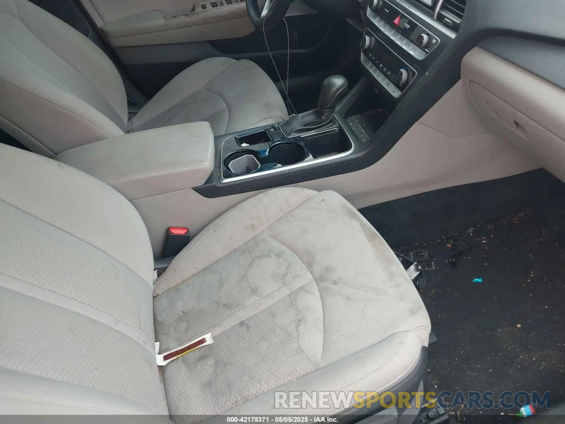 5 Photograph of a damaged car 5NPE34AF2KH783061 HYUNDAI SONATA 2019