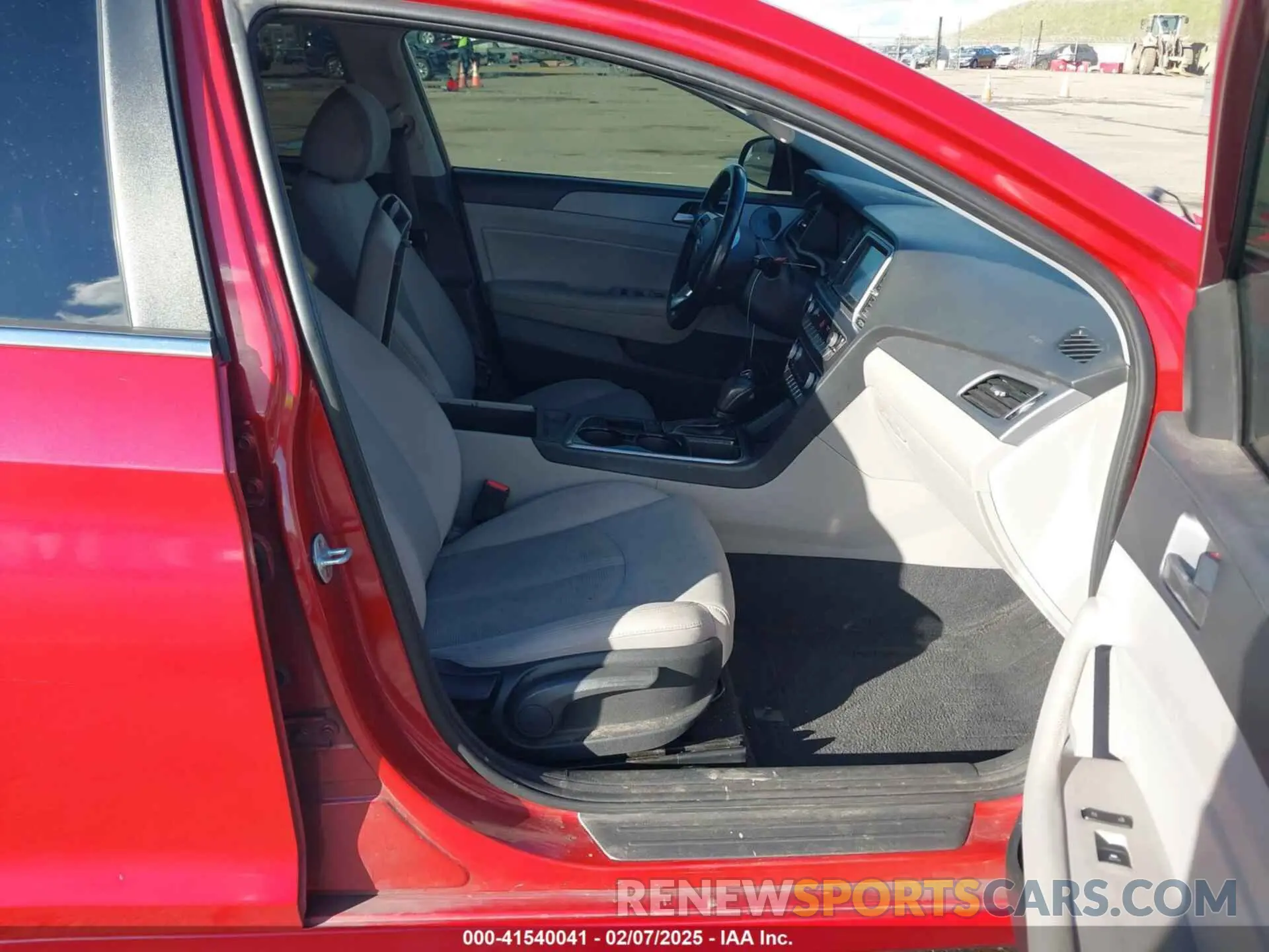 5 Photograph of a damaged car 5NPE34AF2KH787482 HYUNDAI SONATA 2019