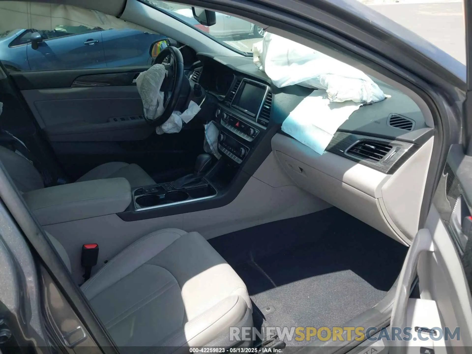 5 Photograph of a damaged car 5NPE34AF2KH796733 HYUNDAI SONATA 2019