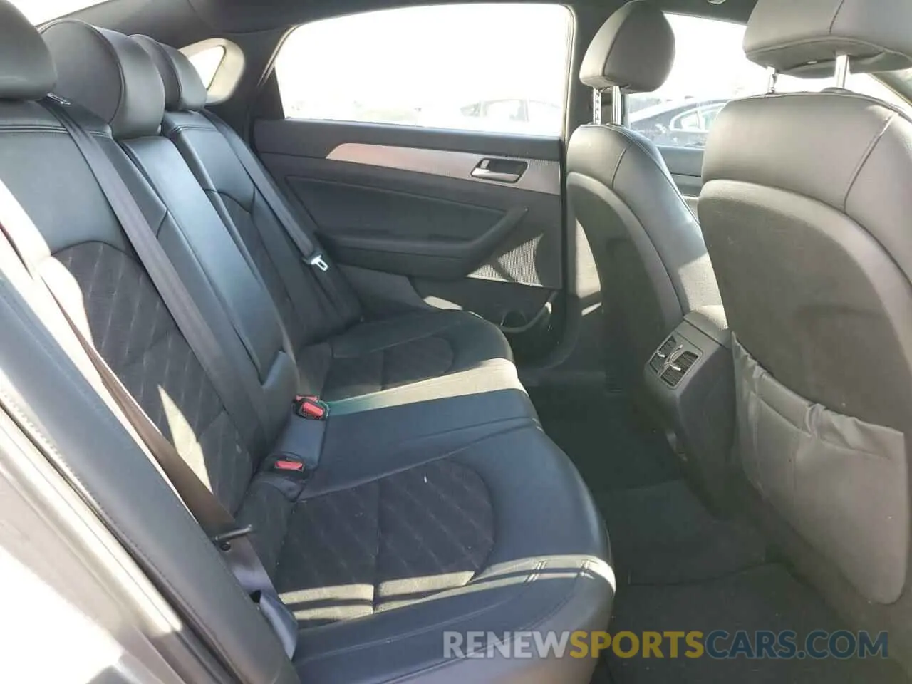 10 Photograph of a damaged car 5NPE34AF2KH811165 HYUNDAI SONATA 2019