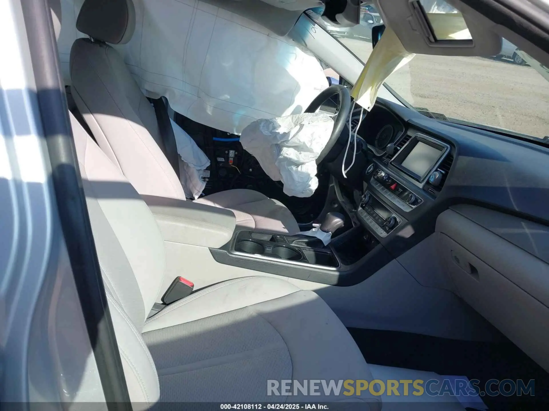 5 Photograph of a damaged car 5NPE34AF3KH737724 HYUNDAI SONATA 2019