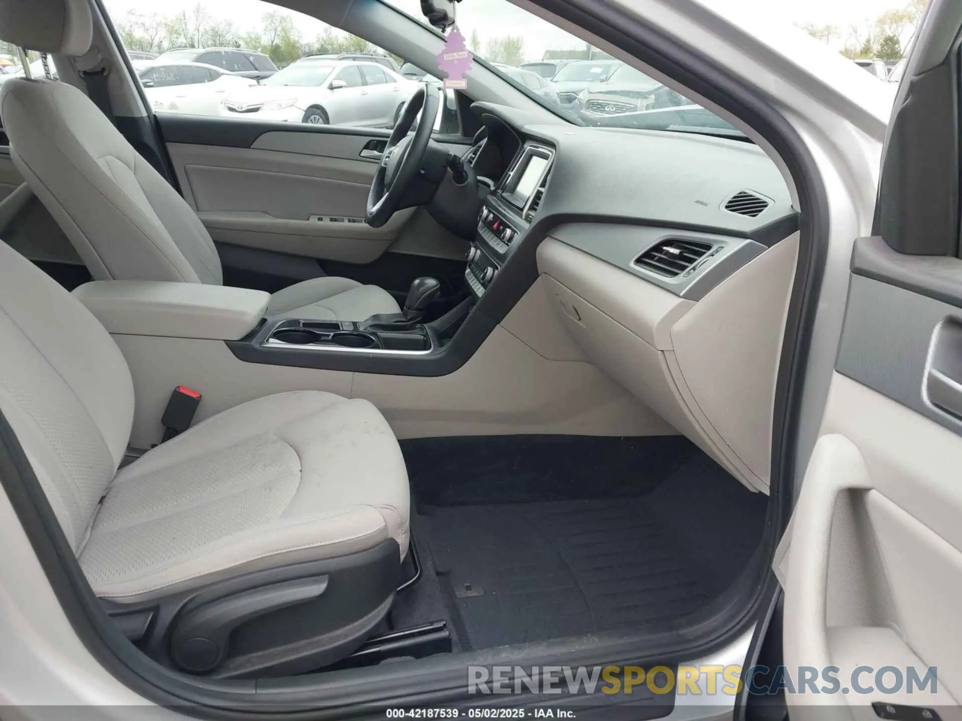 5 Photograph of a damaged car 5NPE34AF3KH753809 HYUNDAI SONATA 2019