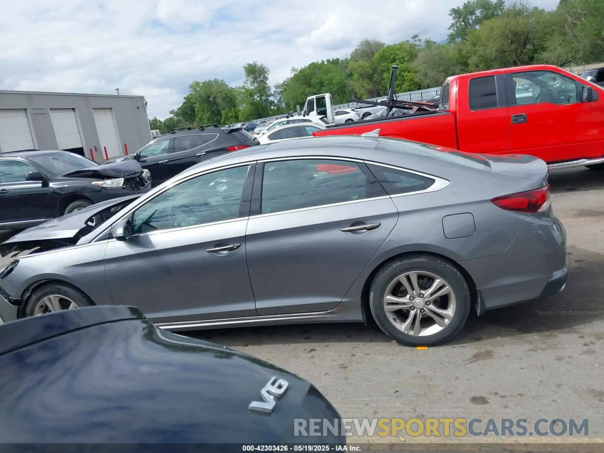 14 Photograph of a damaged car 5NPE34AF3KH758220 HYUNDAI SONATA 2019