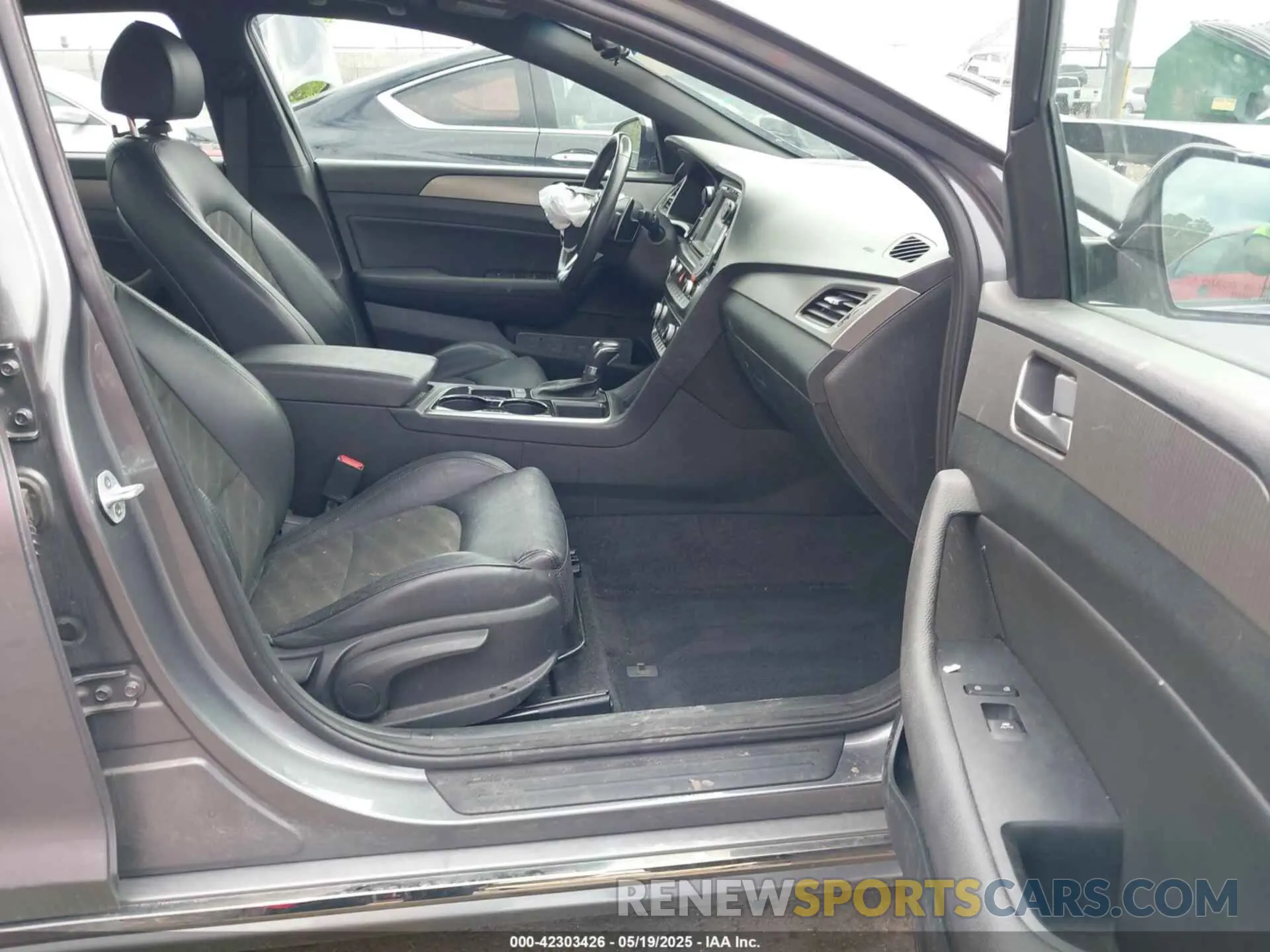 5 Photograph of a damaged car 5NPE34AF3KH758220 HYUNDAI SONATA 2019