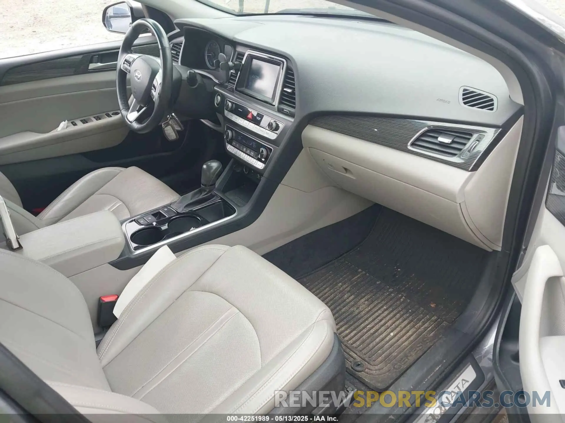 5 Photograph of a damaged car 5NPE34AF3KH758945 HYUNDAI SONATA 2019