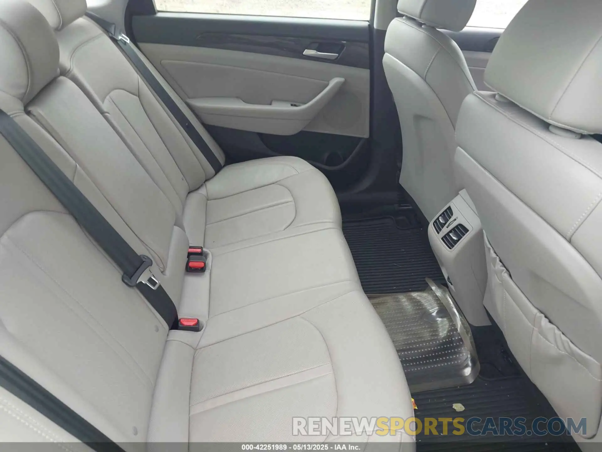 8 Photograph of a damaged car 5NPE34AF3KH758945 HYUNDAI SONATA 2019