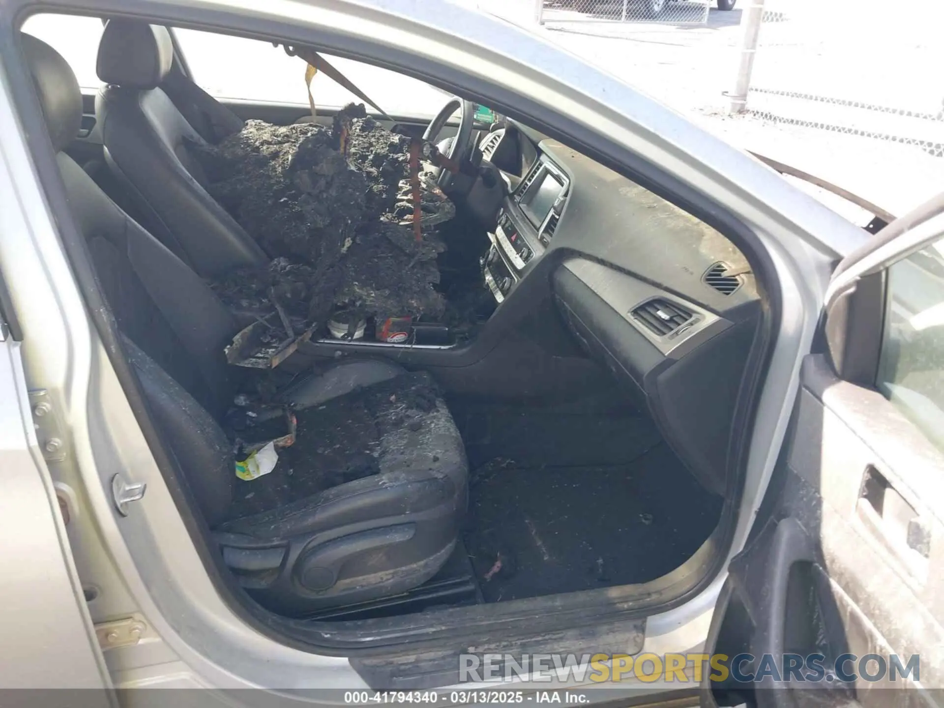 5 Photograph of a damaged car 5NPE34AF3KH795543 HYUNDAI SONATA 2019