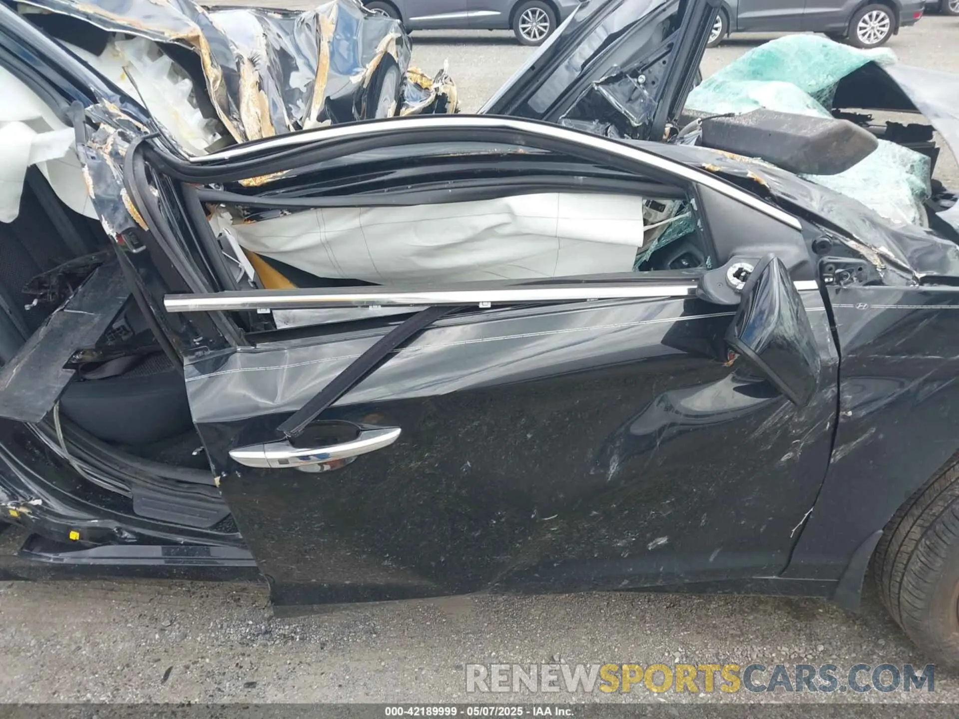 5 Photograph of a damaged car 5NPE34AF3KH803382 HYUNDAI SONATA 2019