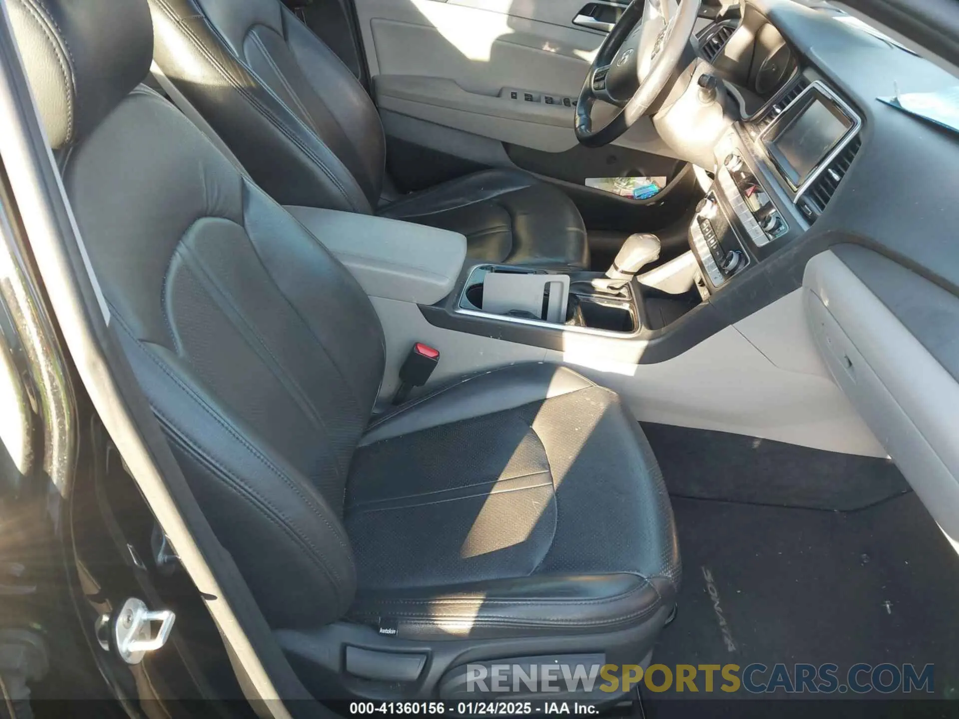 5 Photograph of a damaged car 5NPE34AF5KH742195 HYUNDAI SONATA 2019