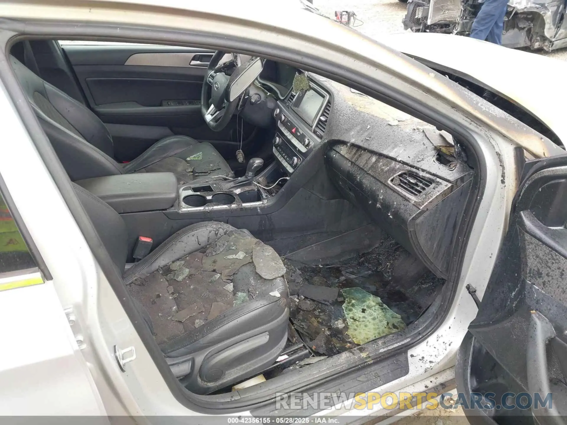 5 Photograph of a damaged car 5NPE34AF5KH759255 HYUNDAI SONATA 2019