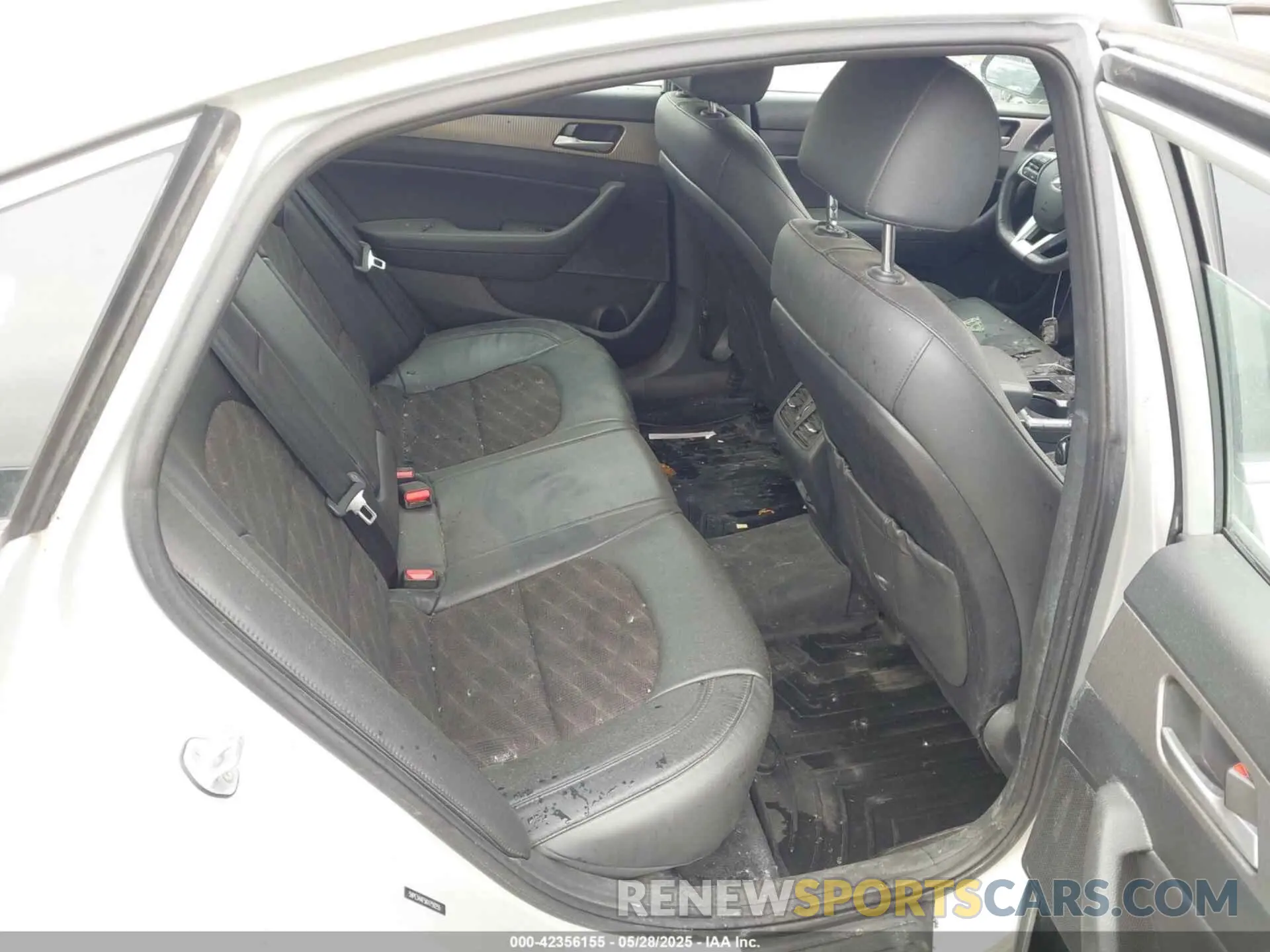 8 Photograph of a damaged car 5NPE34AF5KH759255 HYUNDAI SONATA 2019