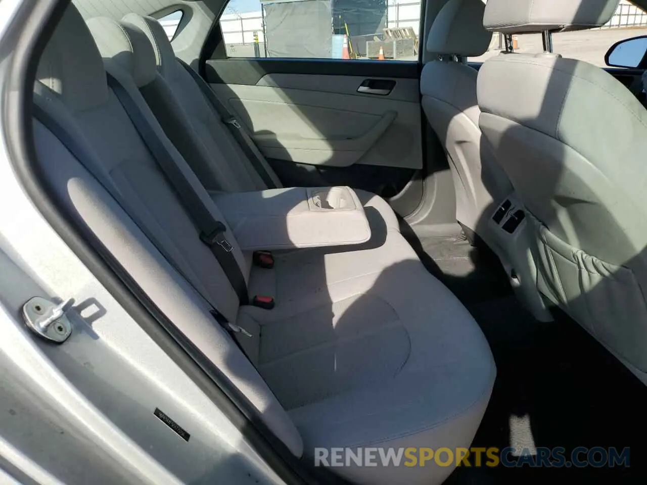 10 Photograph of a damaged car 5NPE34AF5KH775150 HYUNDAI SONATA 2019