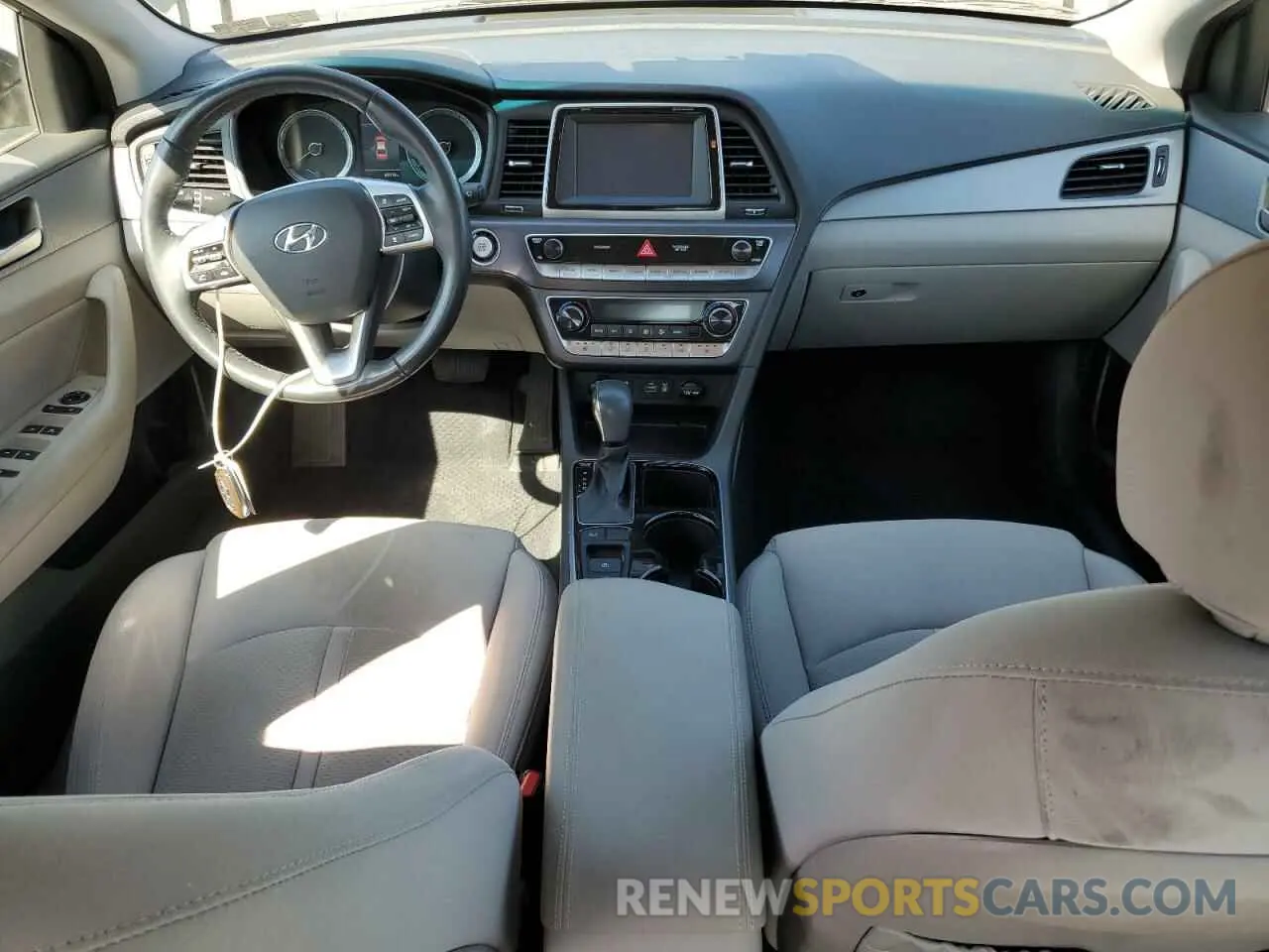 8 Photograph of a damaged car 5NPE34AF5KH794748 HYUNDAI SONATA 2019