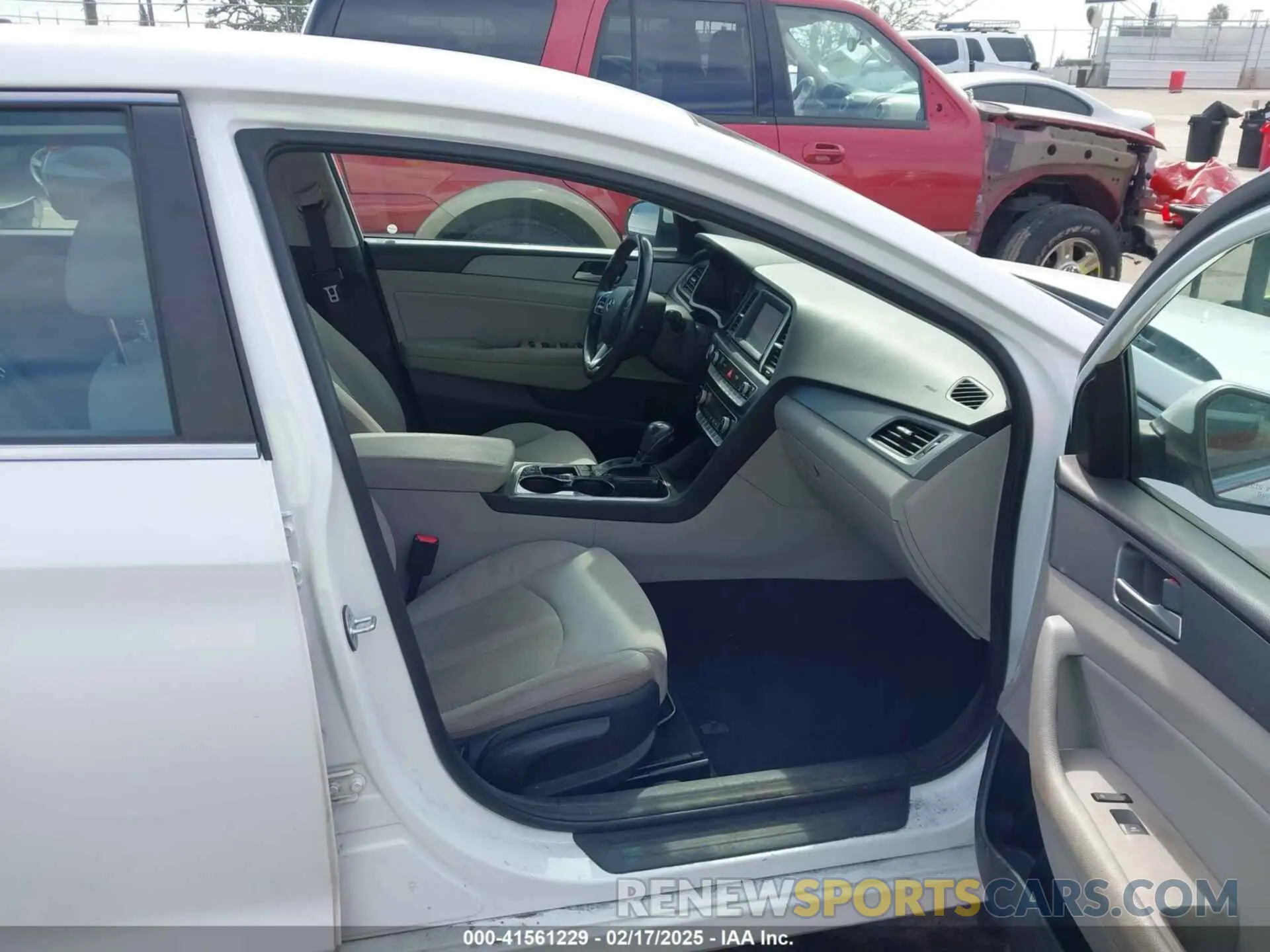 5 Photograph of a damaged car 5NPE34AF6KH786609 HYUNDAI SONATA 2019