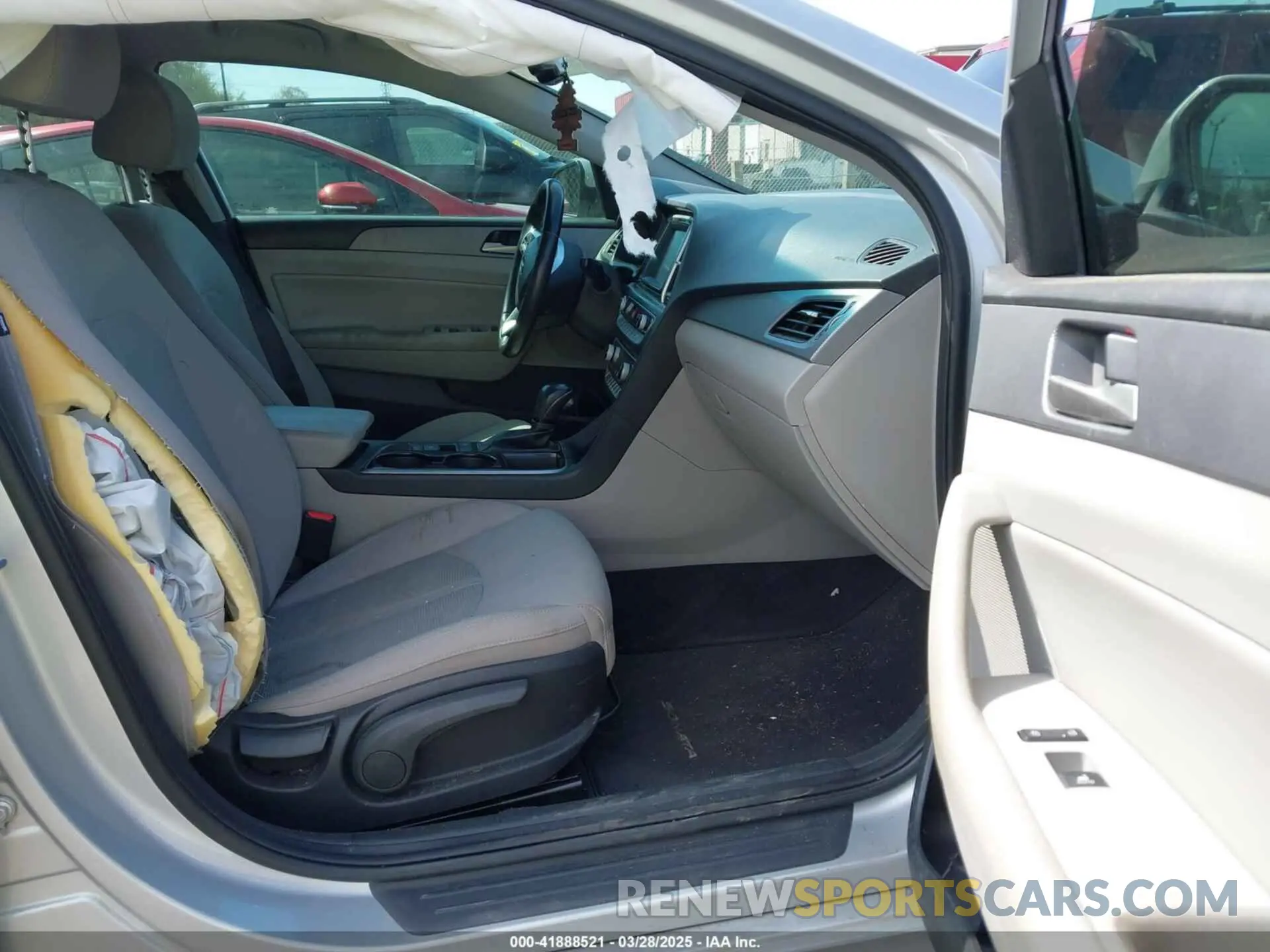 5 Photograph of a damaged car 5NPE34AF6KH793897 HYUNDAI SONATA 2019
