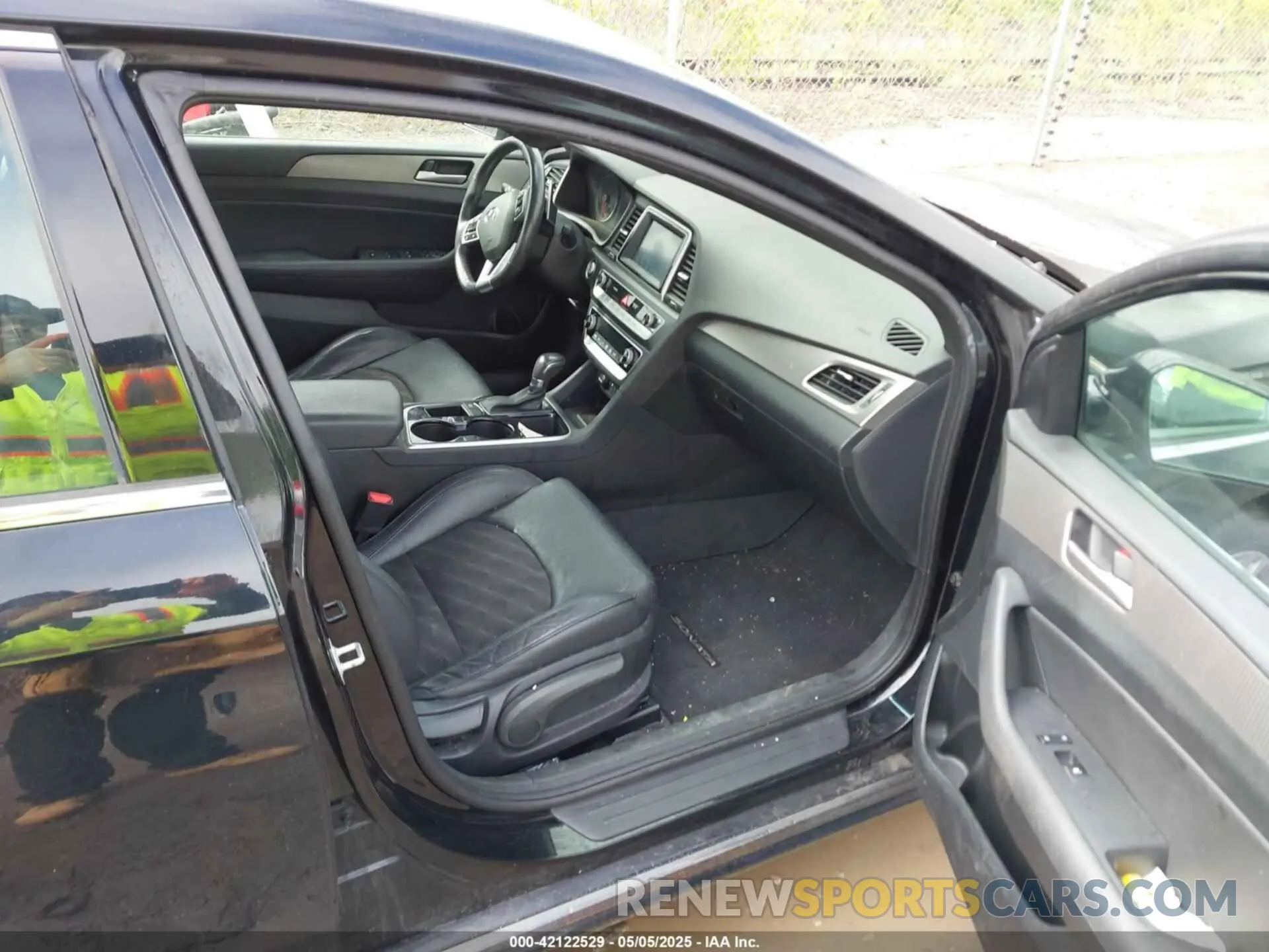 5 Photograph of a damaged car 5NPE34AF7KH818208 HYUNDAI SONATA 2019