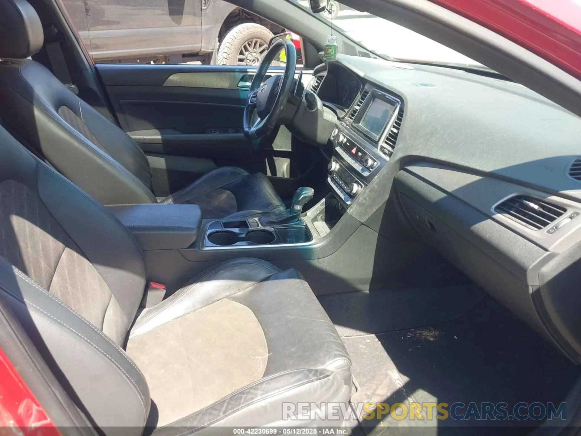 5 Photograph of a damaged car 5NPE34AF8KH733278 HYUNDAI SONATA 2019