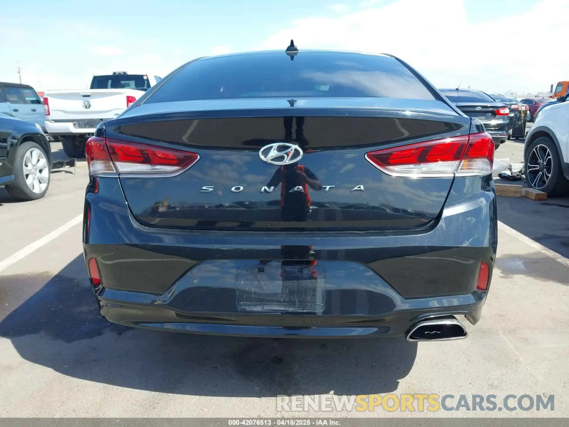 16 Photograph of a damaged car 5NPE34AF8KH739095 HYUNDAI SONATA 2019