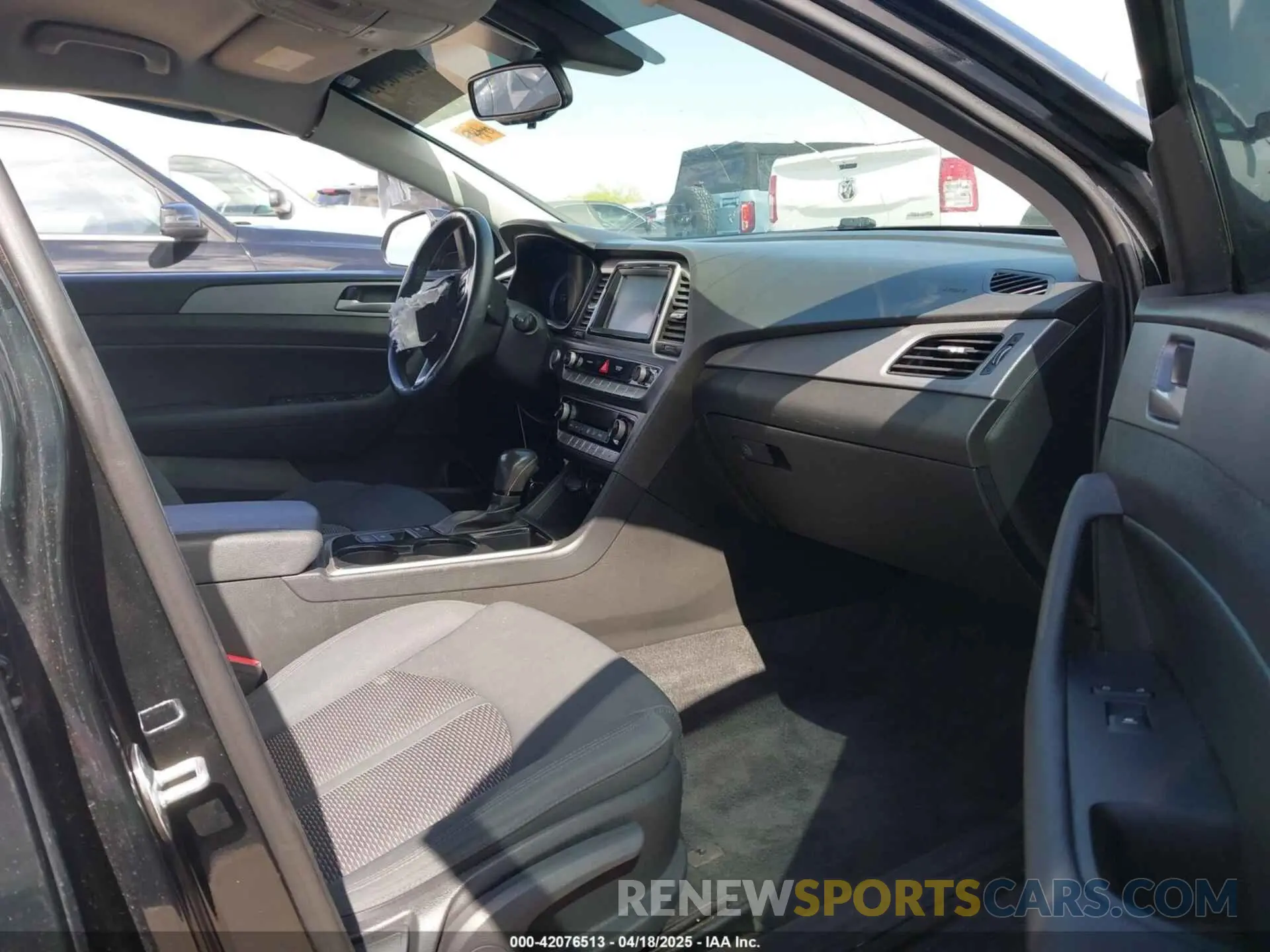 5 Photograph of a damaged car 5NPE34AF8KH739095 HYUNDAI SONATA 2019