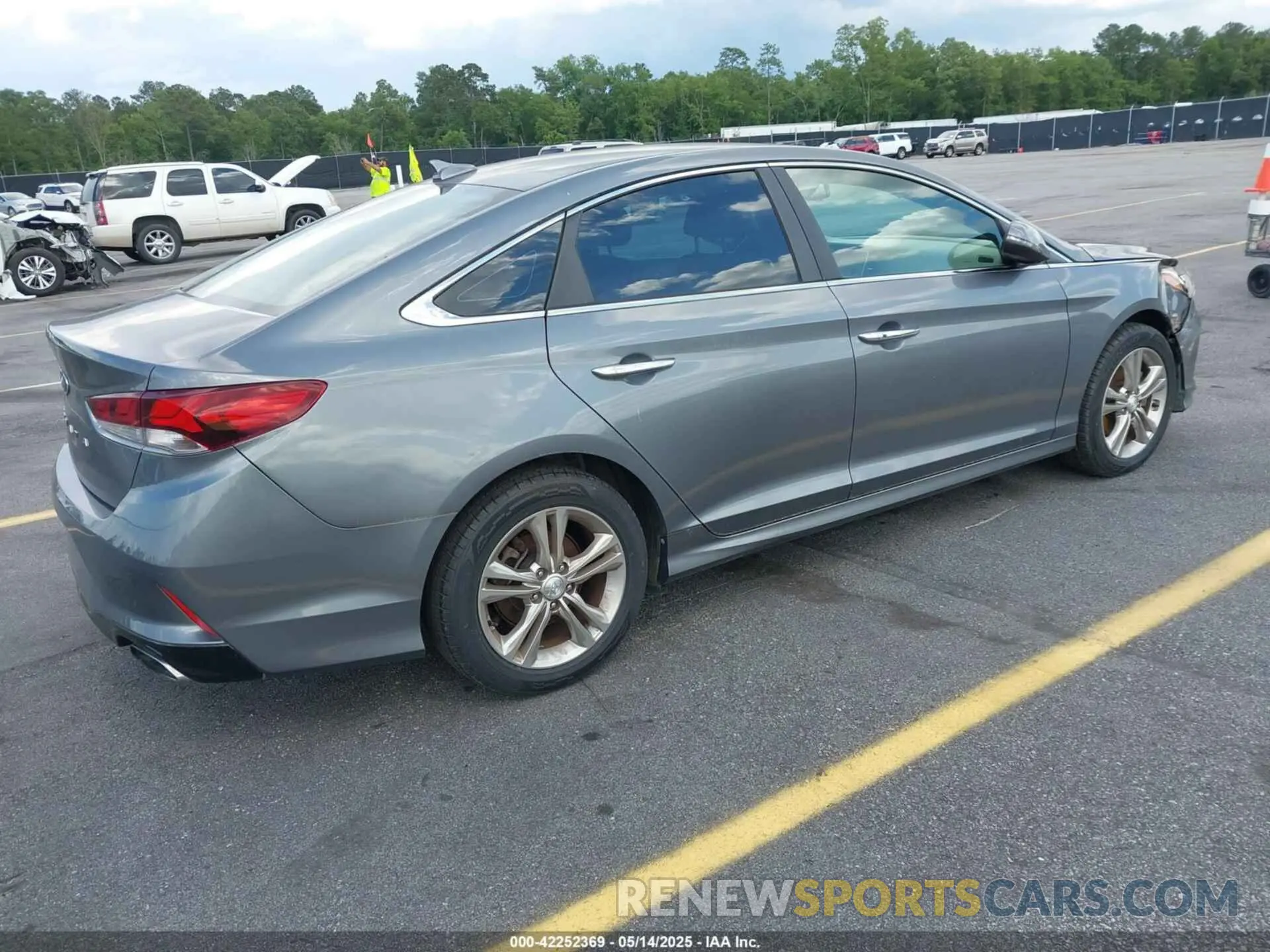 4 Photograph of a damaged car 5NPE34AF8KH747665 HYUNDAI SONATA 2019