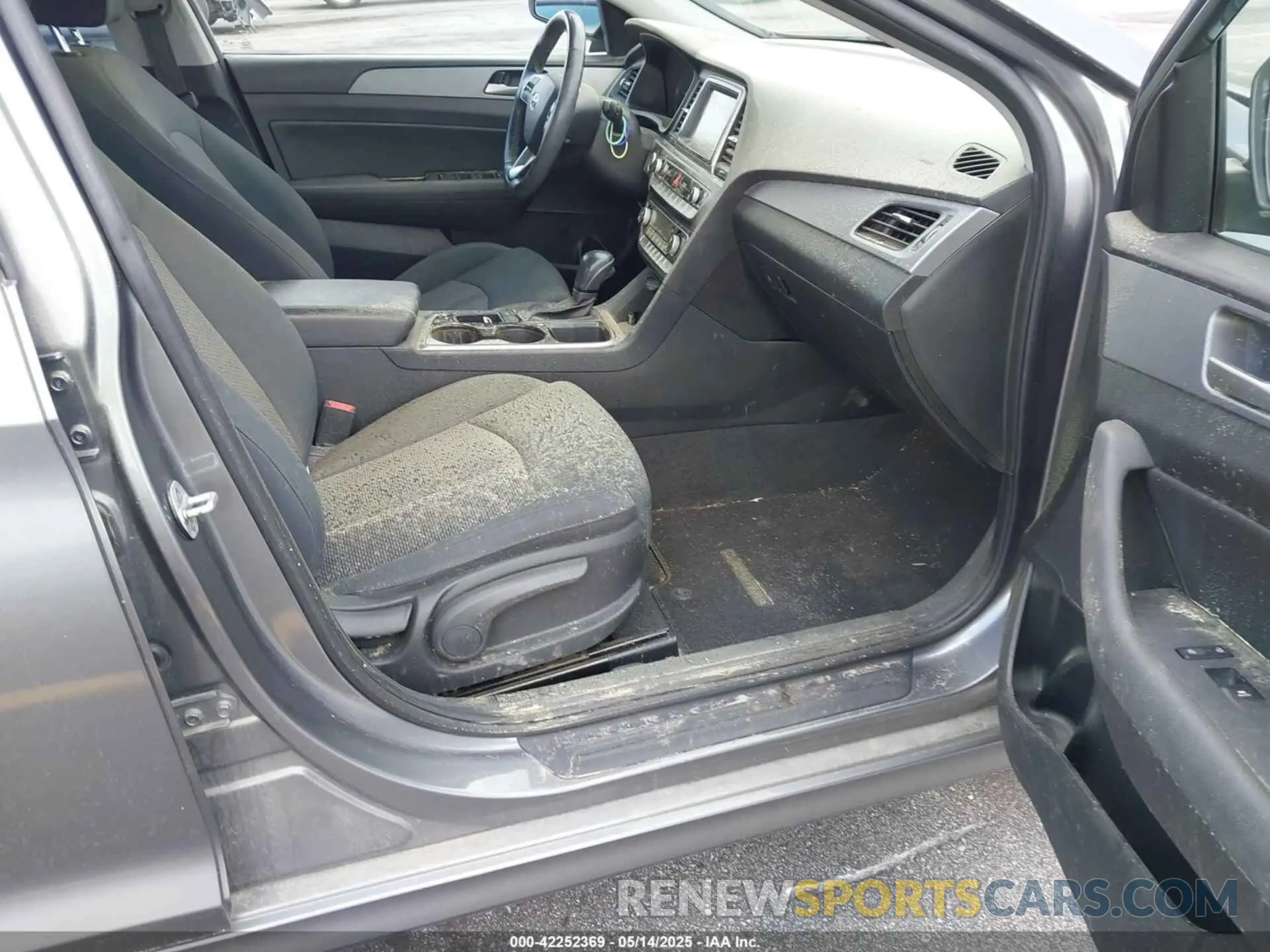5 Photograph of a damaged car 5NPE34AF8KH747665 HYUNDAI SONATA 2019